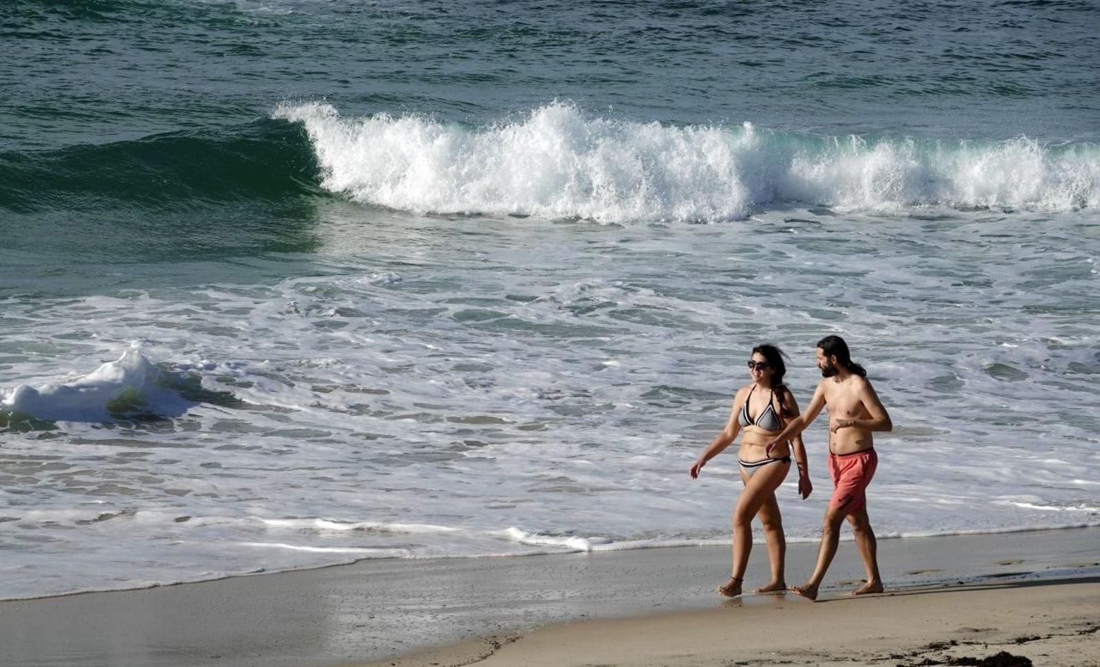 Fin de año con tiempo de verano en Vigo. Playa de Samil. // Vicente Alonso