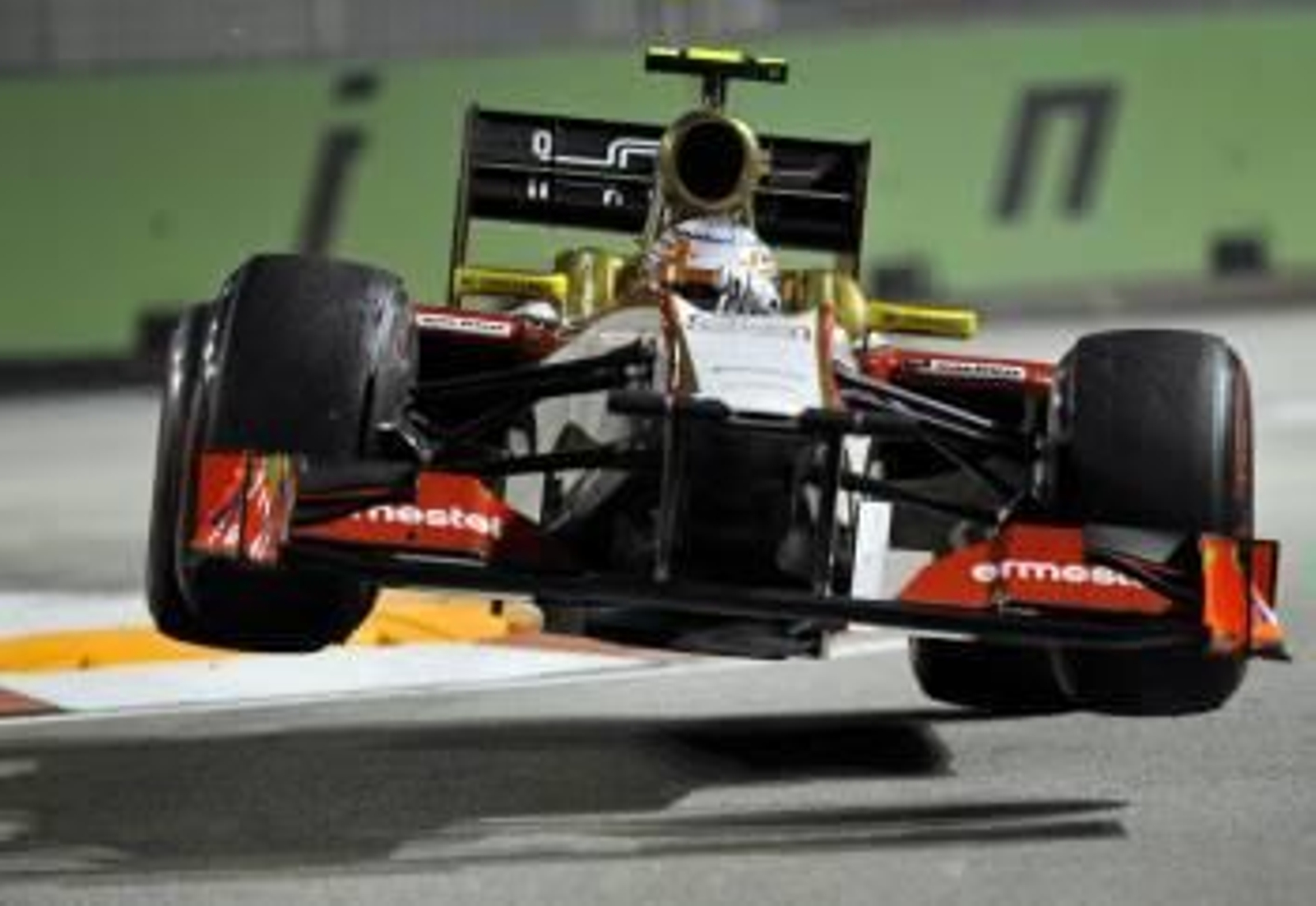 El HRT de Karthikeyan, compañero de De la Rosa, en Singapur. (Foto: EFE)