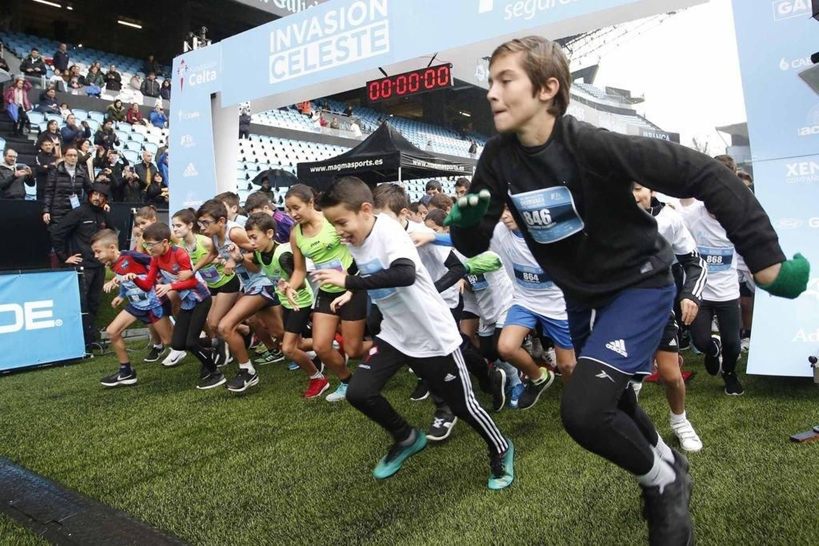 Os cativos inician a carreira nunha das probas de categorías inferiores.