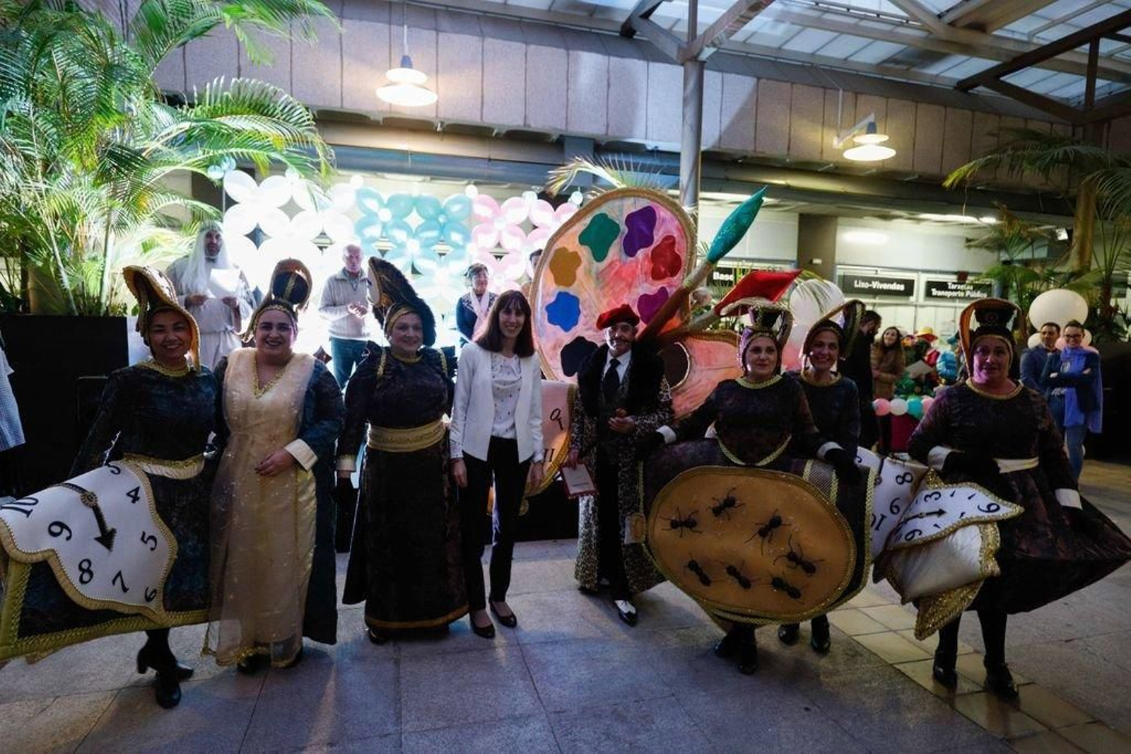 El grupo de "Dalí y la persistencia de la memoria" se proclamó vencedor de la categoría grupal de adultos en el Concurso de Disfraces de este año.