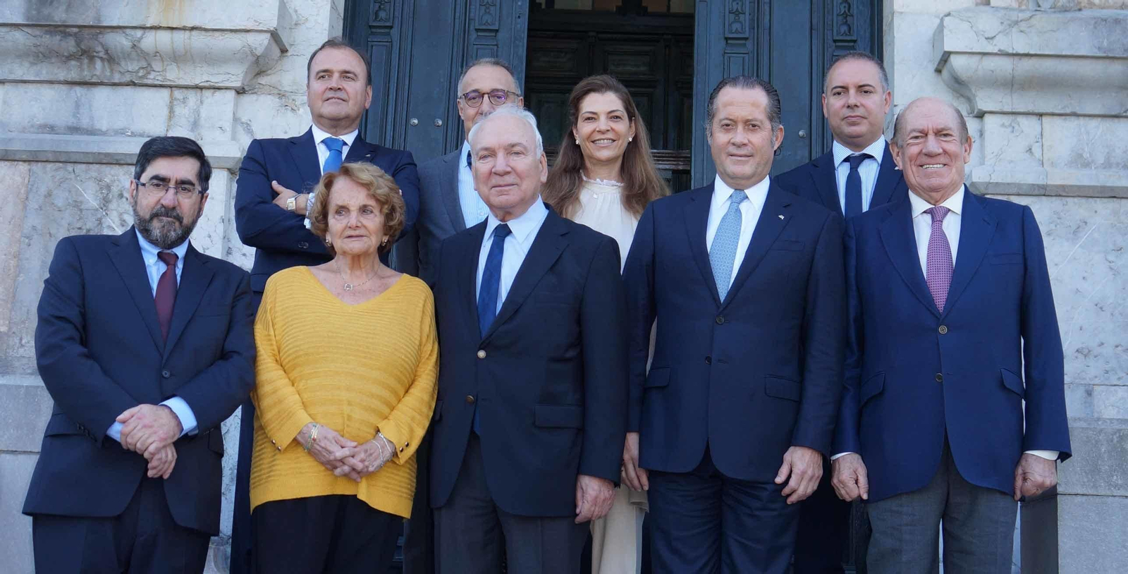 Foto de familia tras la firma del acuerdo,  ante las puertas del Museo de la Emigración.