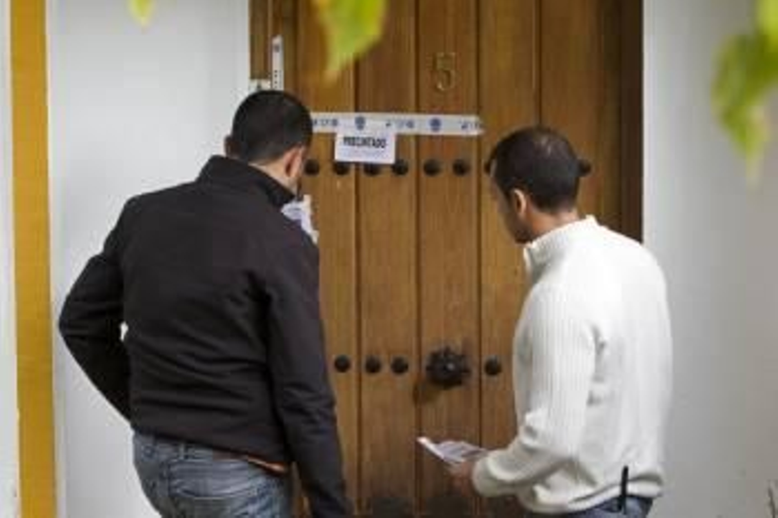 Agentes de la Policía Nacional precintan el domicilio de la calle Publio Carisio 5 de Mérida, donde residía un profesor jubilado de 69 años que ha fallecido (Foto: EFE)