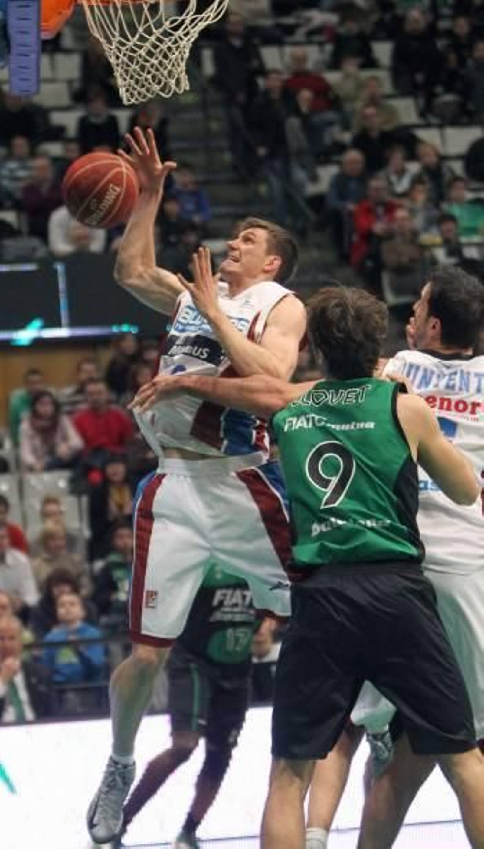 Pumprla pelea un balón en el aro del Joventut. (Foto: TONI GARRIGA)