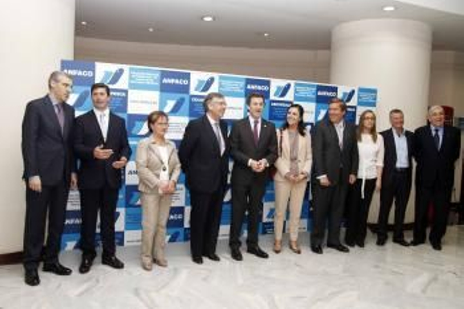 Los galardonados por Anfaco, ayer en el Club Financiero Vigo con los líderes de la patronal de la conserva, las autoridades y el presidente de la Xunta.