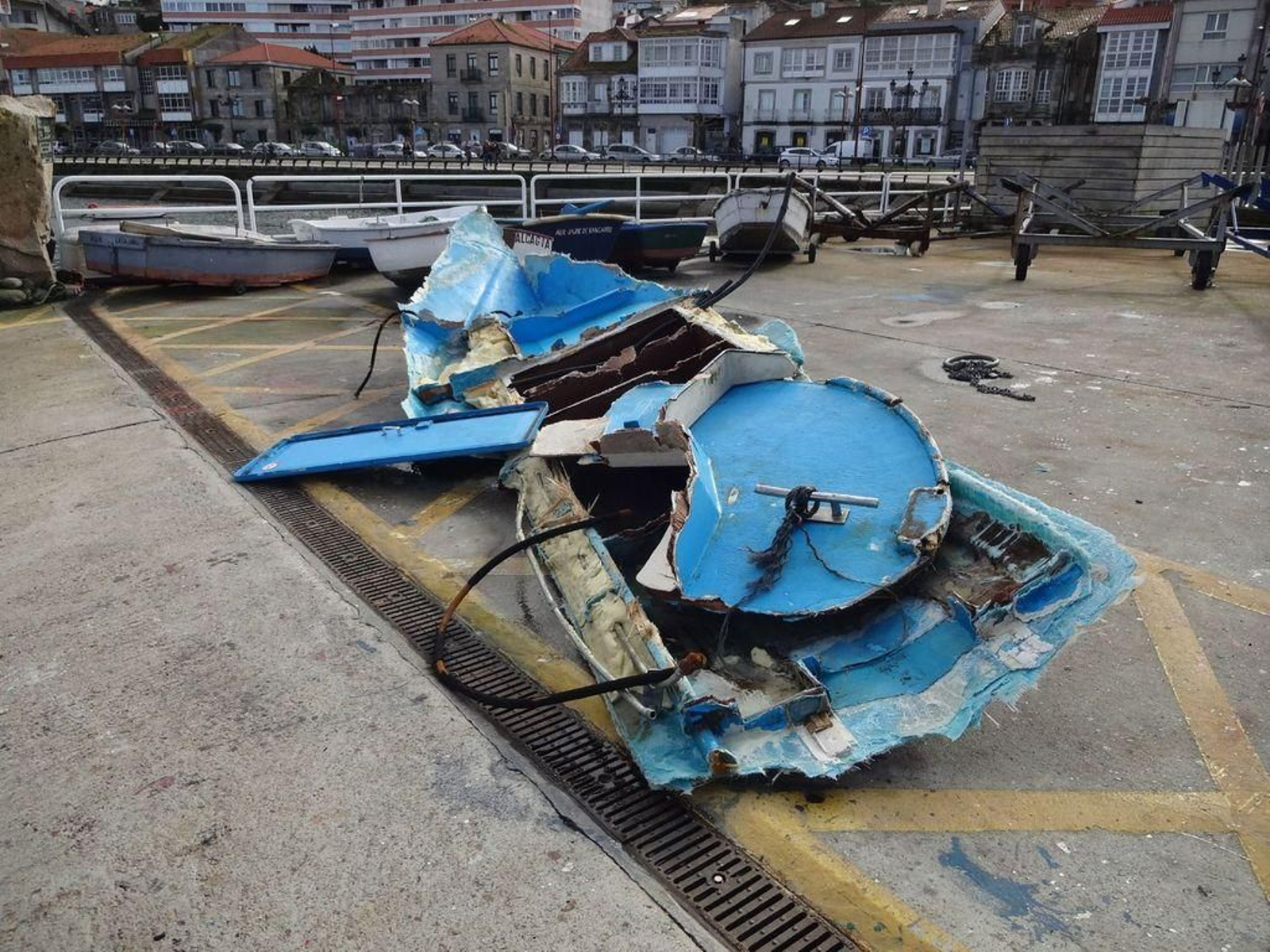 Restos del "Marsua J" en el puerto.