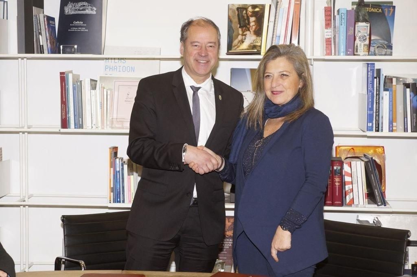 El rector de la Universidad, Salustiano Mato, y la delegada de Zona Franca, Teresa Pedrosa.