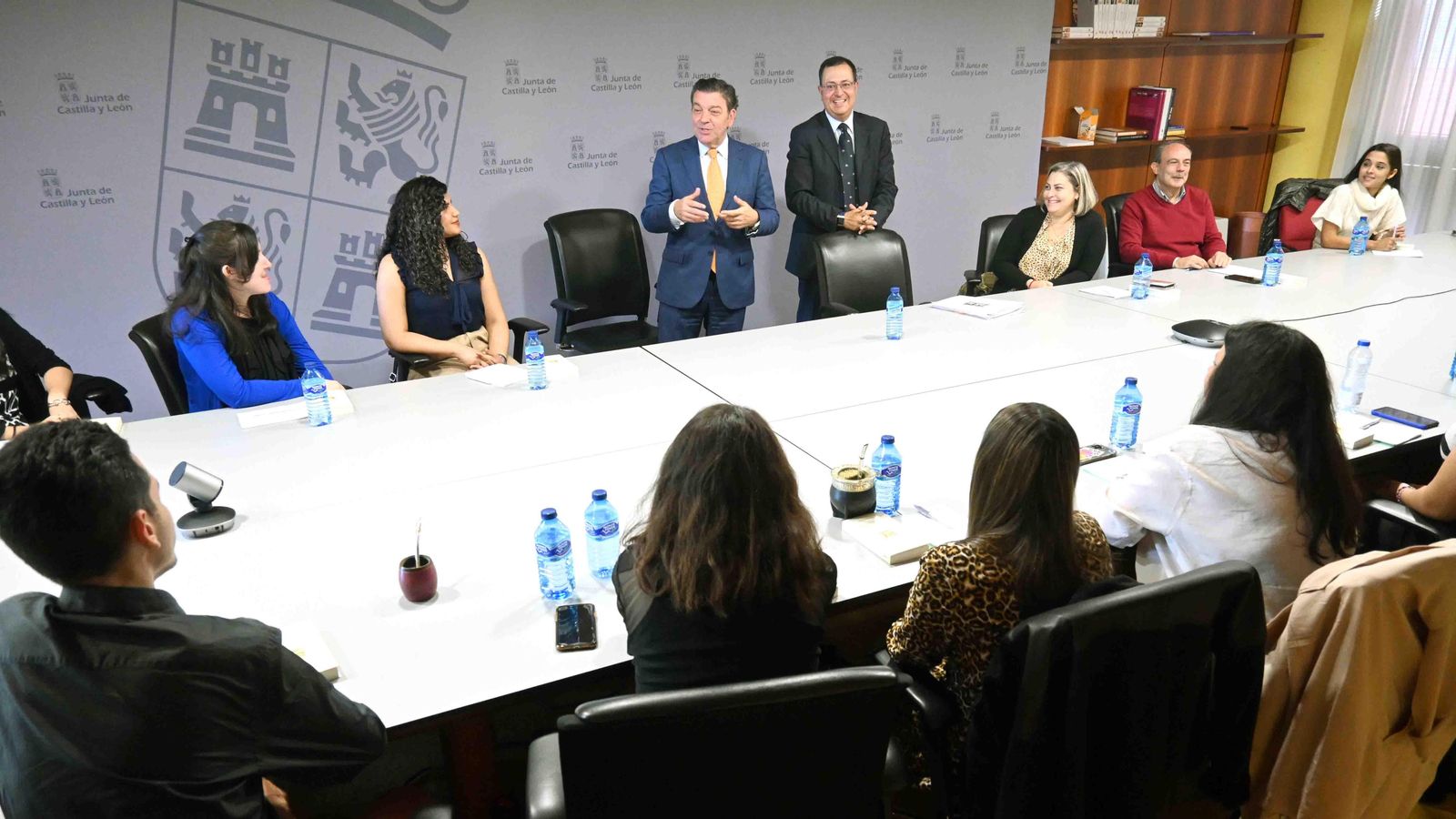 El Consejero de la Presidencia Luis Miguel González Gago con futuros responsables de las Casas Regionales de Castilla y León