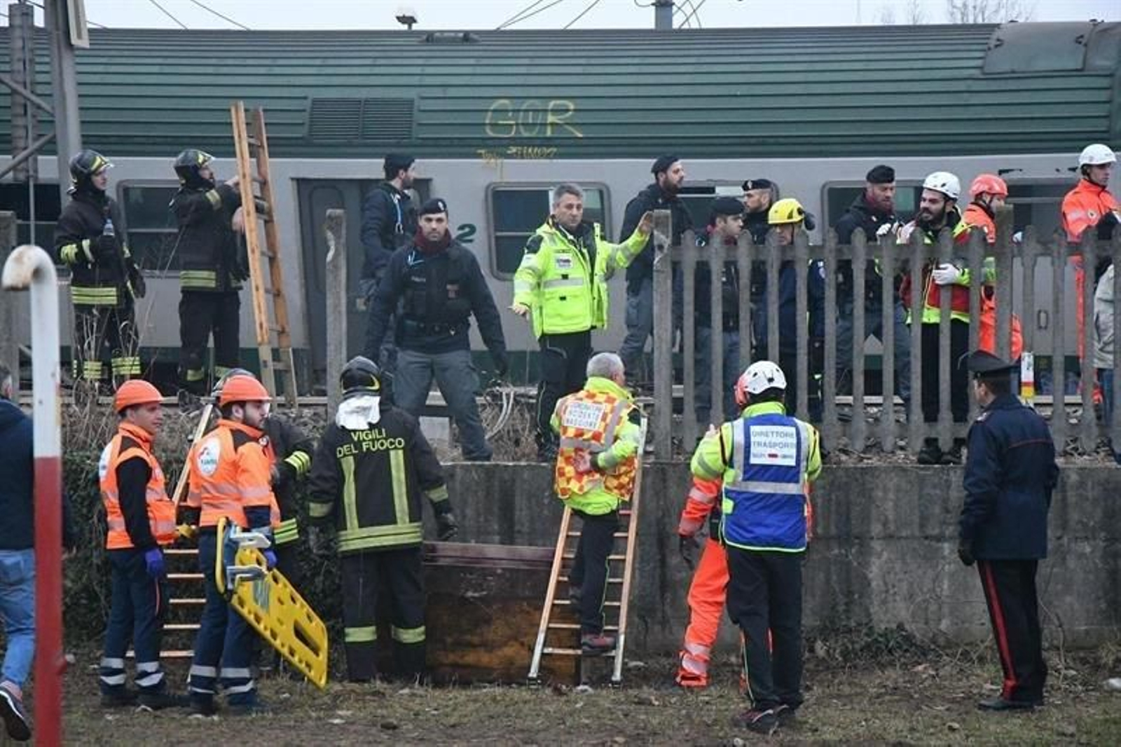 Miembros de los servicios de emergencia trabajan en el lugar del accidente