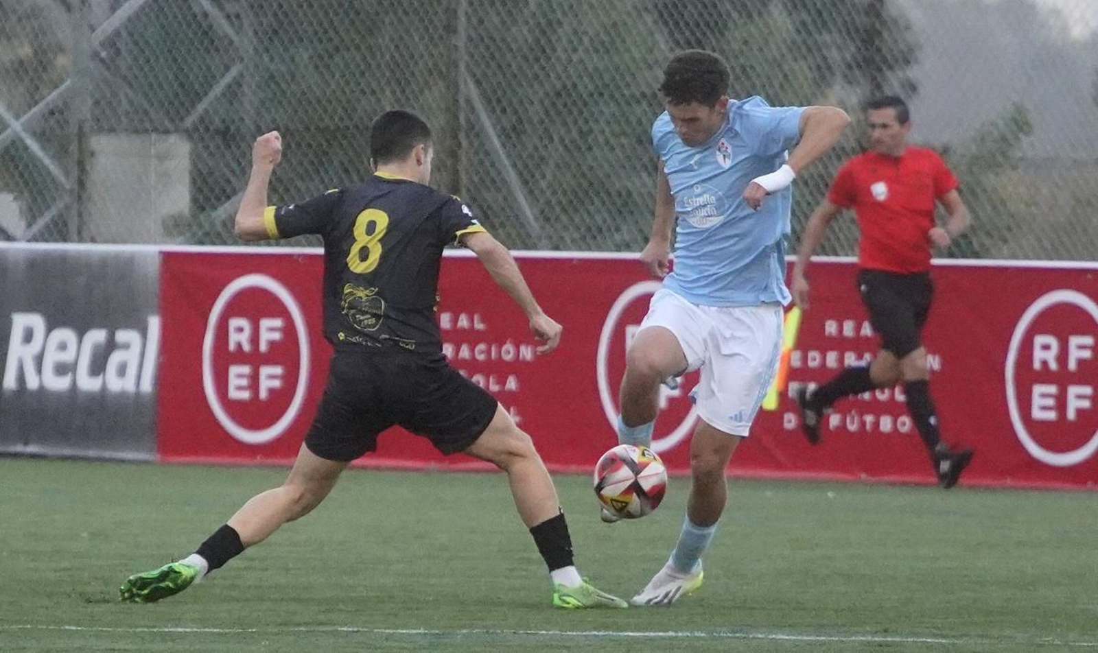 El verde de A Madroa aguantó bien el tipo y, además, la tarde fue menos lluviosa de lo esperado.