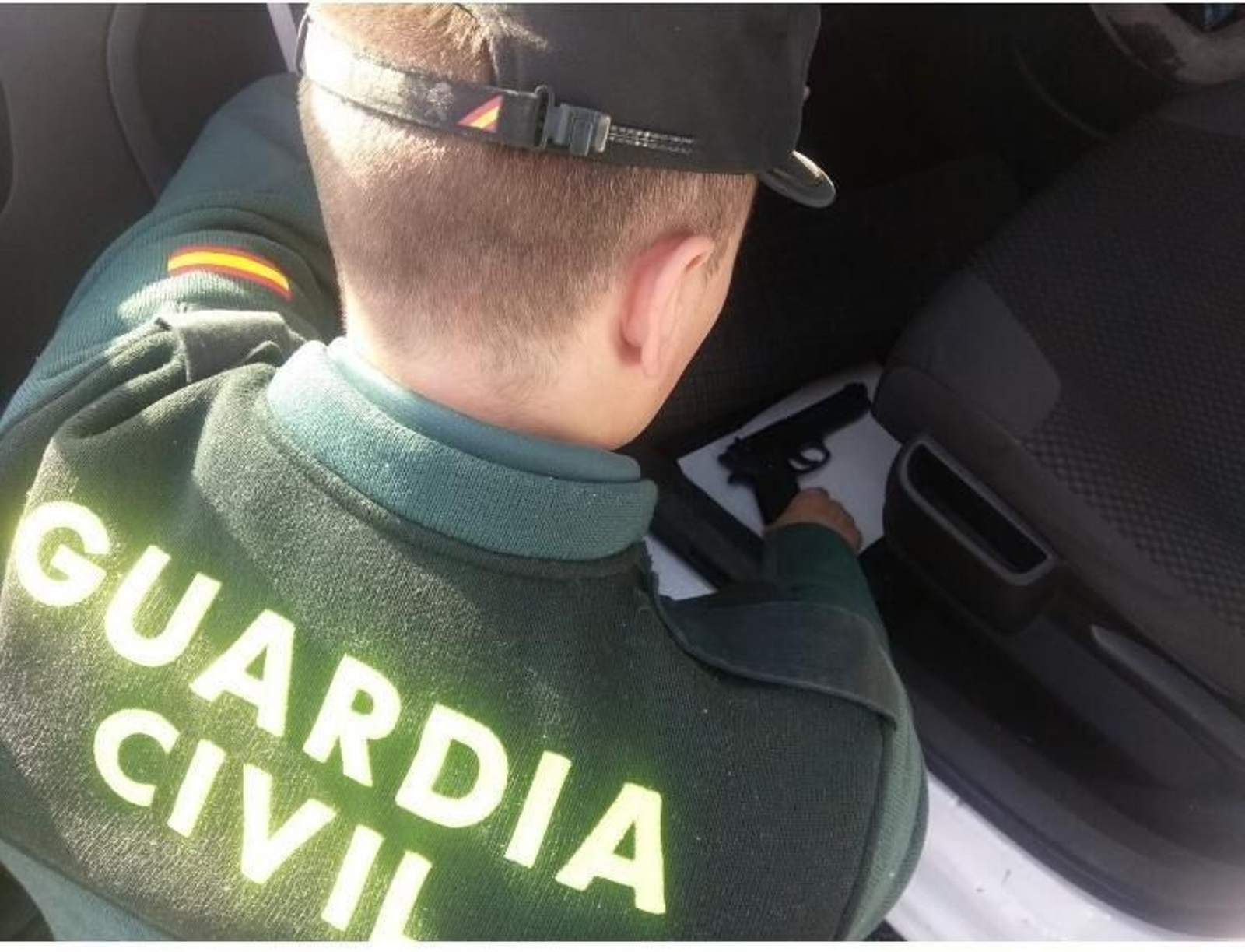 Un agente encuentra el arma escondida bajo la alfombrilla