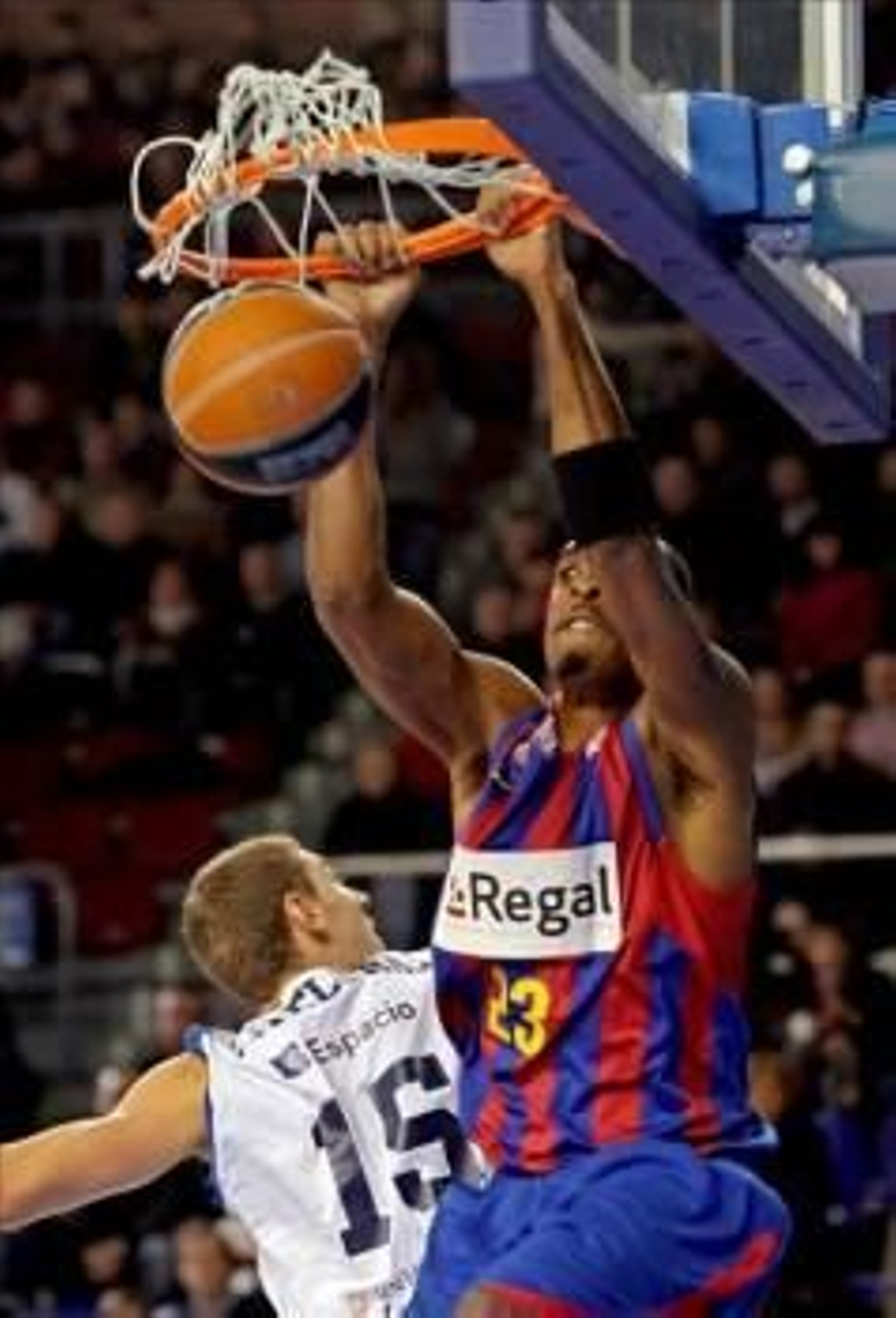 Terence Morris realiza un mate ante Mindaugas Katelynas. (Foto: Alberto Estévez)