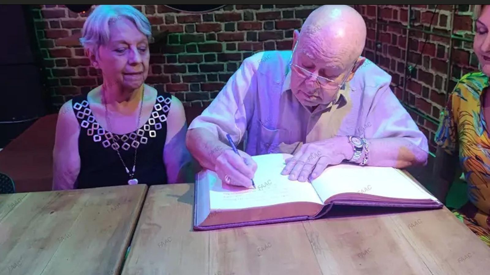 Barnet escribiendo en libro de Honor