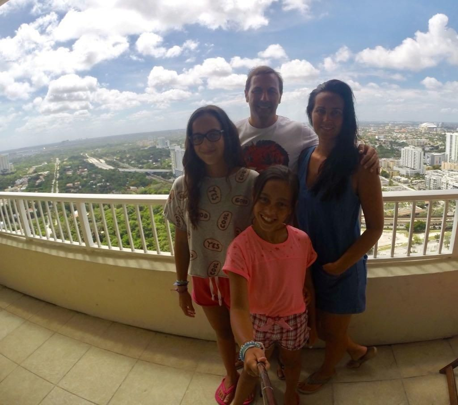 Germán Rodríguez Saá y Lorena Varela Gómez con sus hijas en el hotel de Miami.