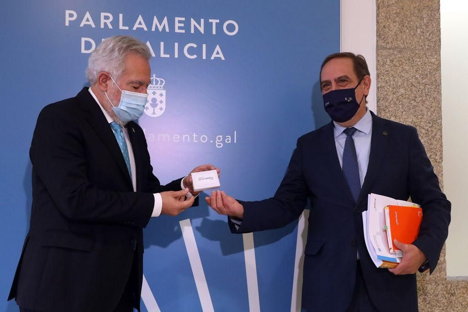 Valeriano Martínez hace entrega del proyecto de los presupuestos de 2021 a Miguel Santalices.