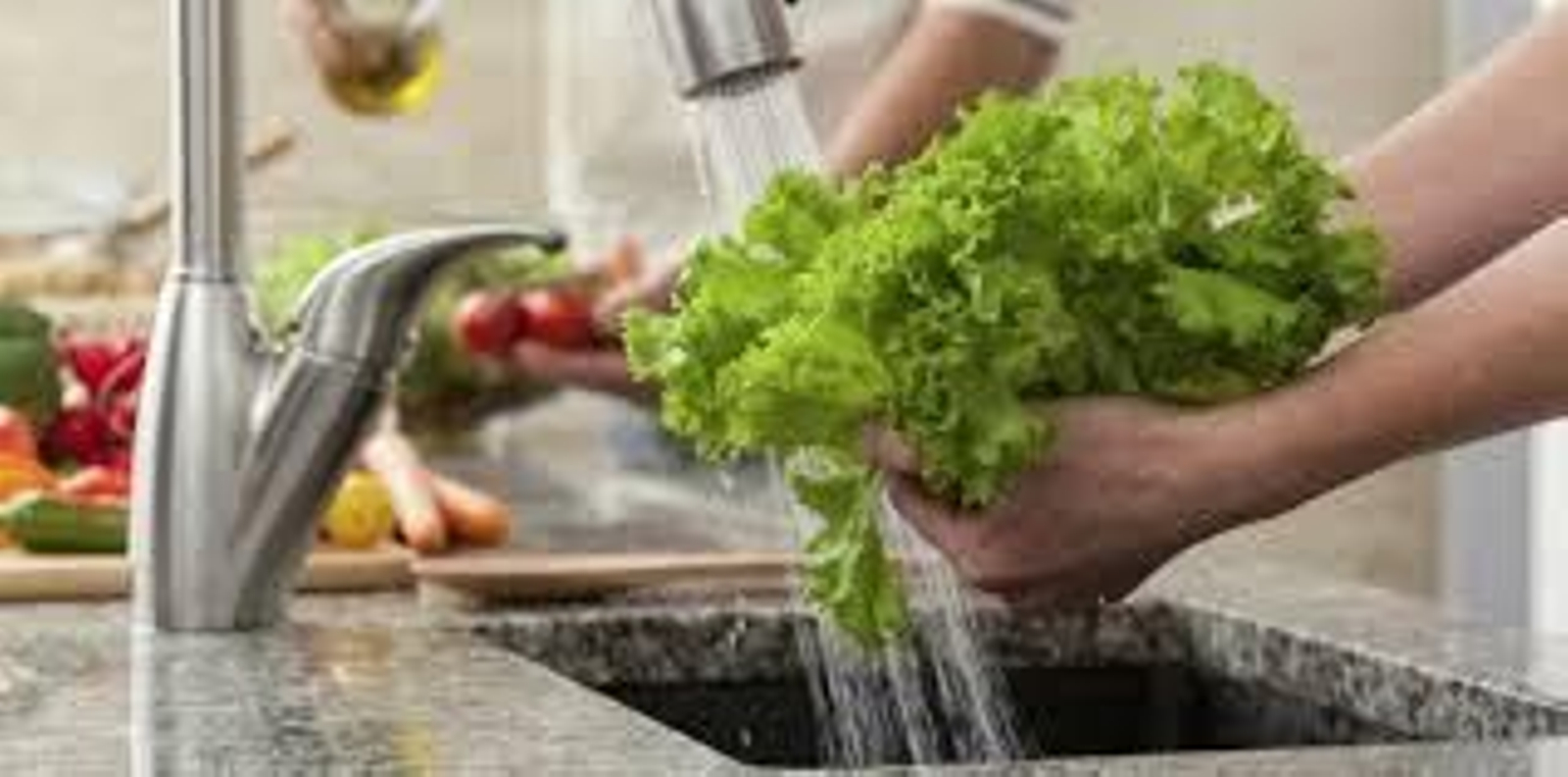 Lavar bien los alimentos es clave para evitar las intoxicaciones alimentarias.