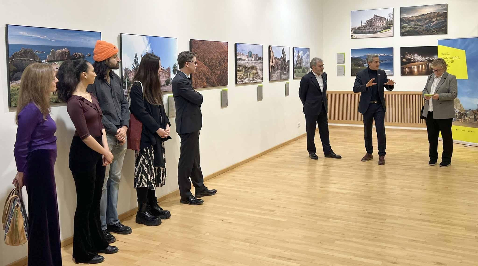 En la Sala de exposiciones de la embajada de España en Berlín, el vicepresidente y consejero de Universidades, Igualdad, Cultura y Deporte, Pablo Zuloaga, inaugura la exposición ‘Cantabria de cine’