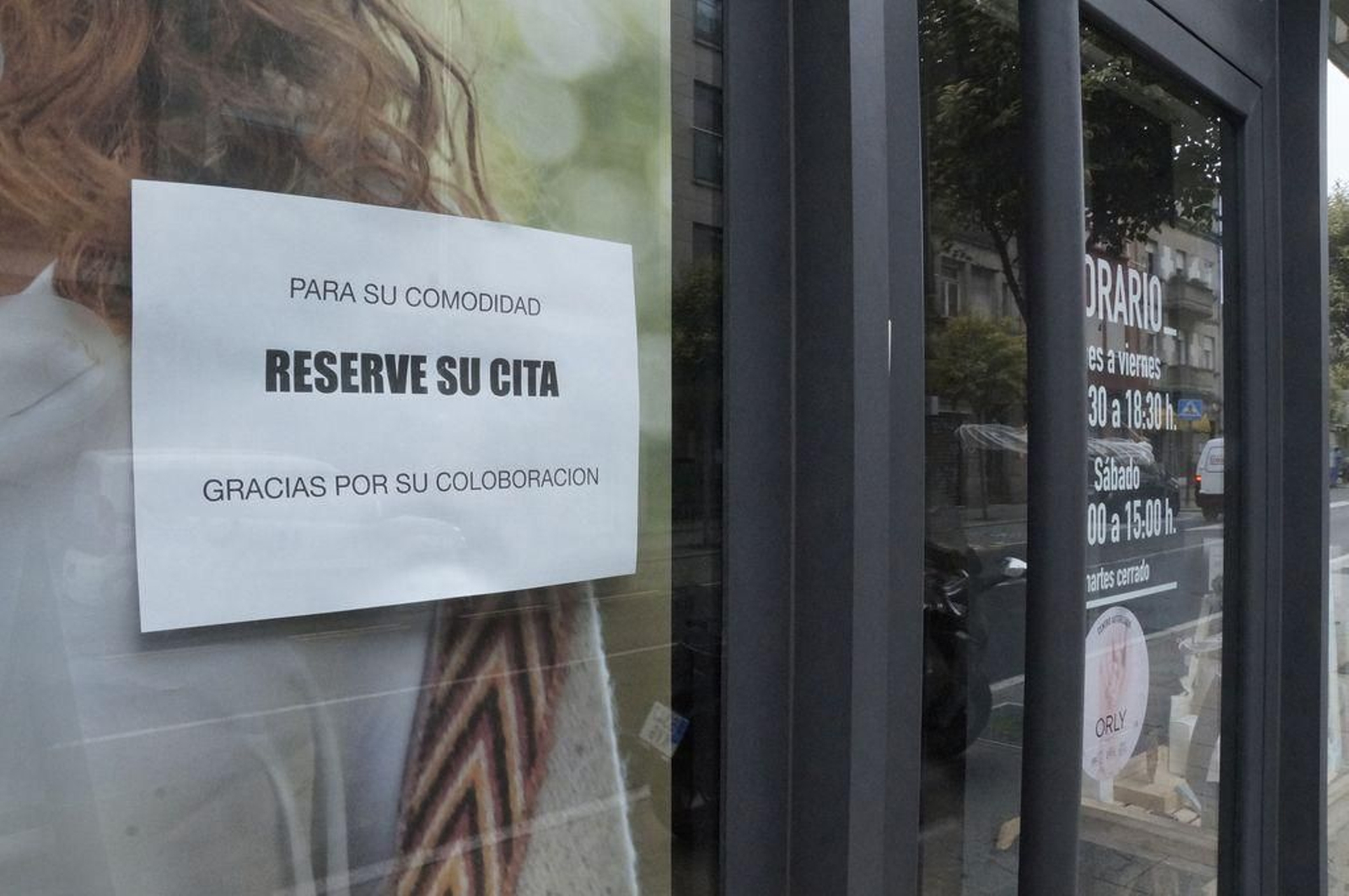 Las peluquerías permanecen cerradas pero ya cuelgan los carteles indicando que se puede reservar cita para la reapertura, en principio, el lunes.