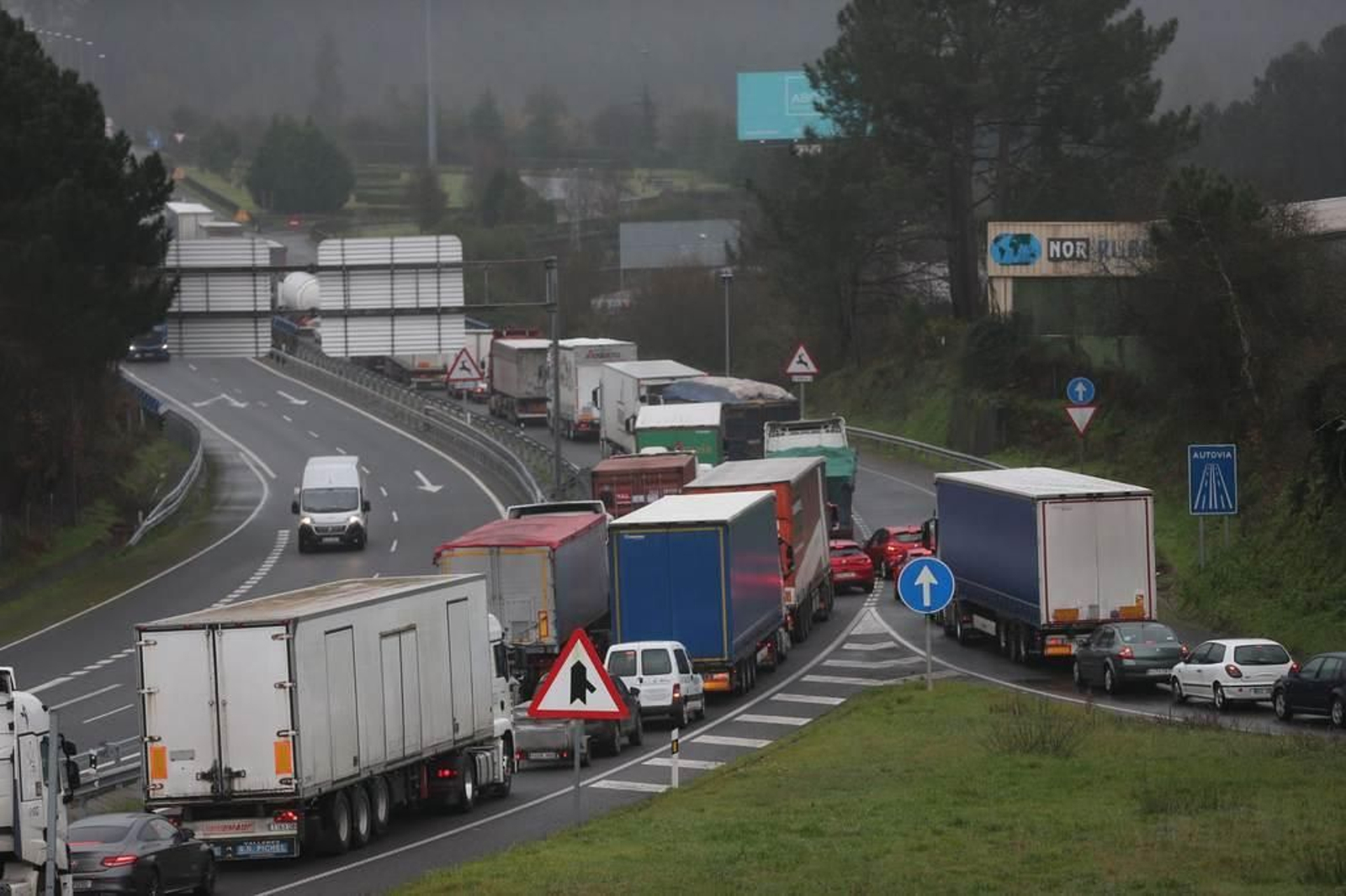 Colas kilométricas en la frontera de Tui para entrar en Portugal 10