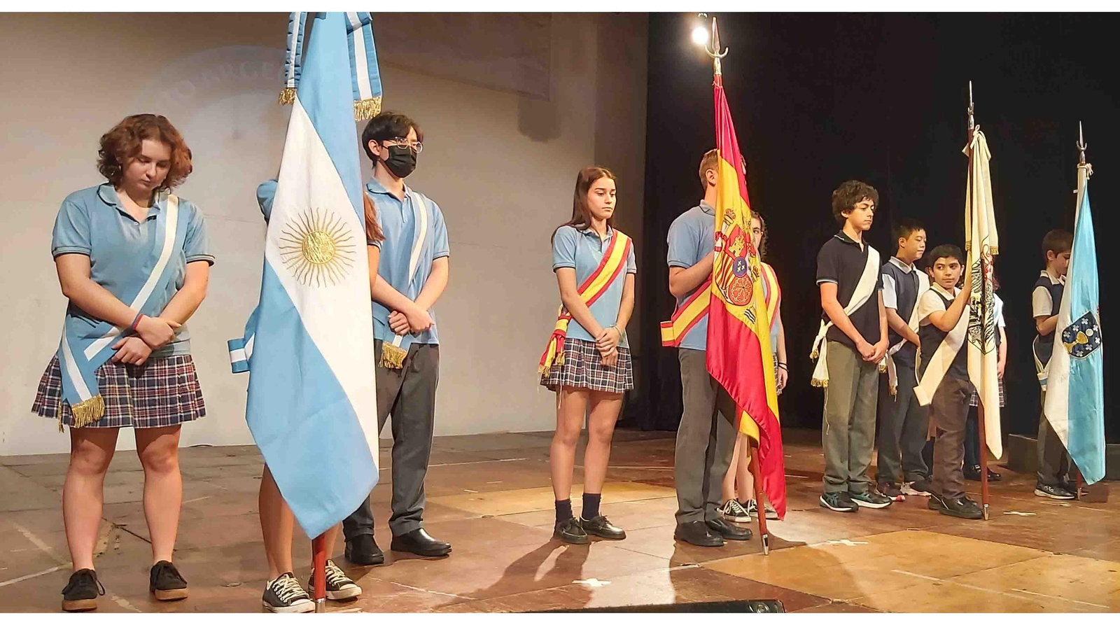 El alumnado del Instituto Santiago Apóstol de Buenos Aires, durante la celebración del Día das Letras Galegas