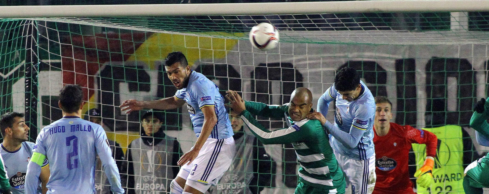 El jugador Rodrigo Moledo (c) de Panathinaikos disputa el balón con Pablo Hernández (d) de Celta