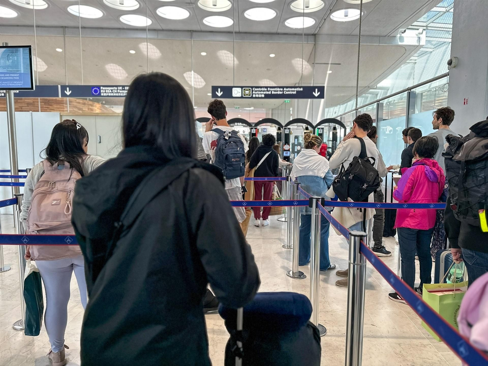 Personas en el aeropuerto a punto de coger un avión. (EP)