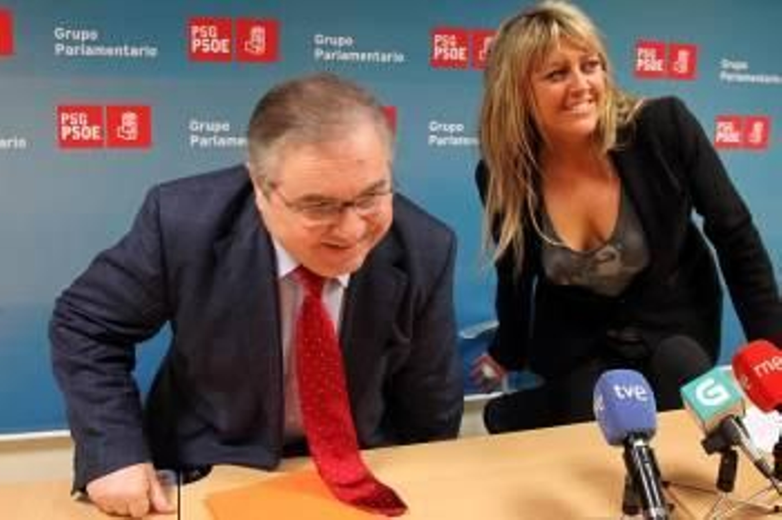 Rego y Sestayo, al inicio de la rueda de prensa que ofrecieron en Santiago.  (Foto: VICENTE PERNÍA)