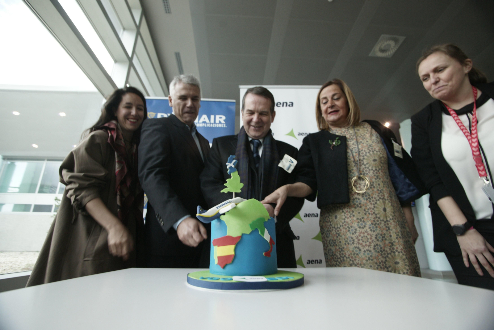En la foto, autoridades y responsables del aeropuerto y la aerolínea celebran con una tarta el vuelo inaugural a Edimburgo.