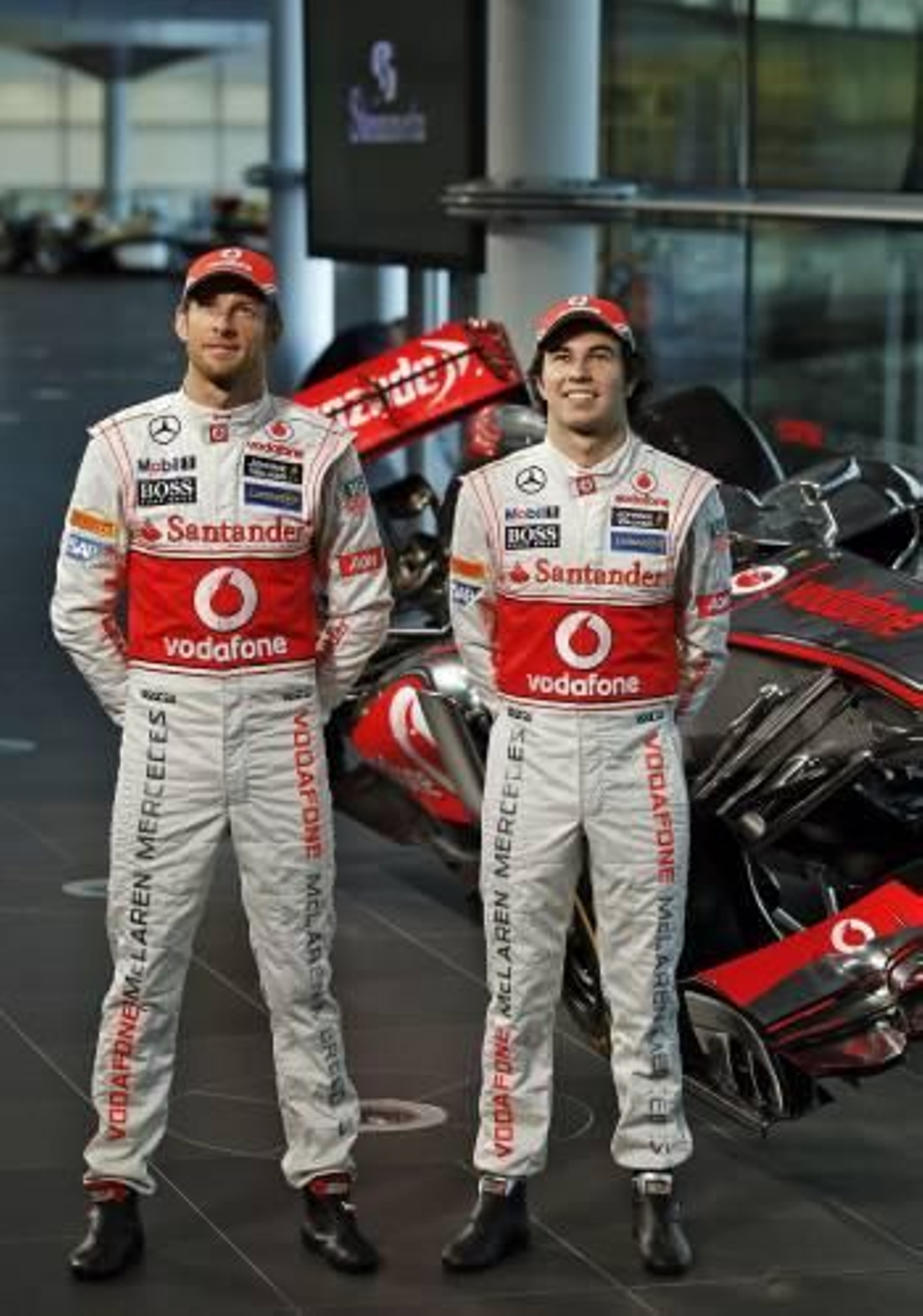 Button y Sergio Pérez. (Foto: KERIM OKTEN)