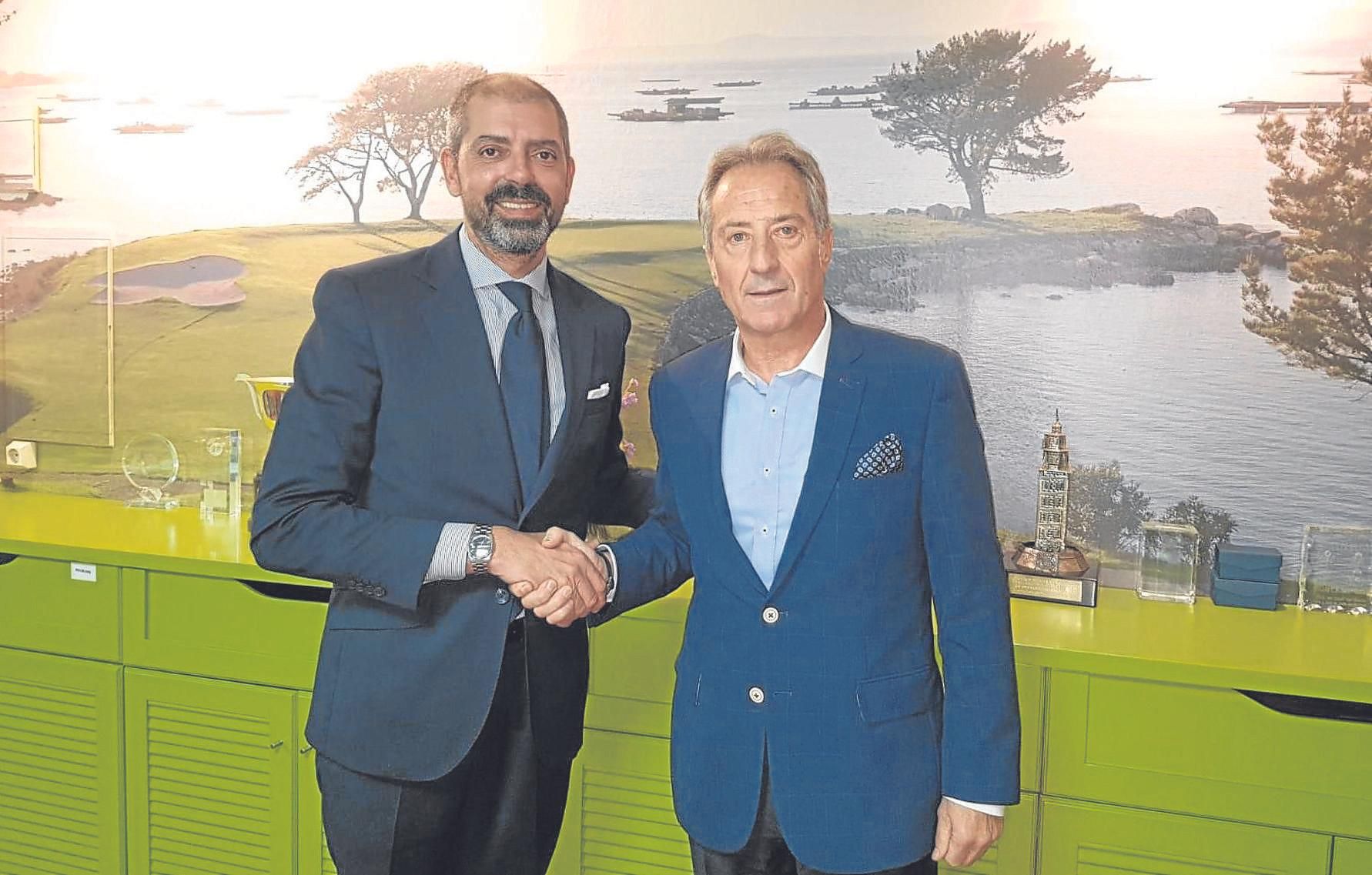Mario Covelo (izquierda), posa junto a Daniel Fernández, anterior presidente de la Federación Gallega de Golf durante los últimos 12 años.