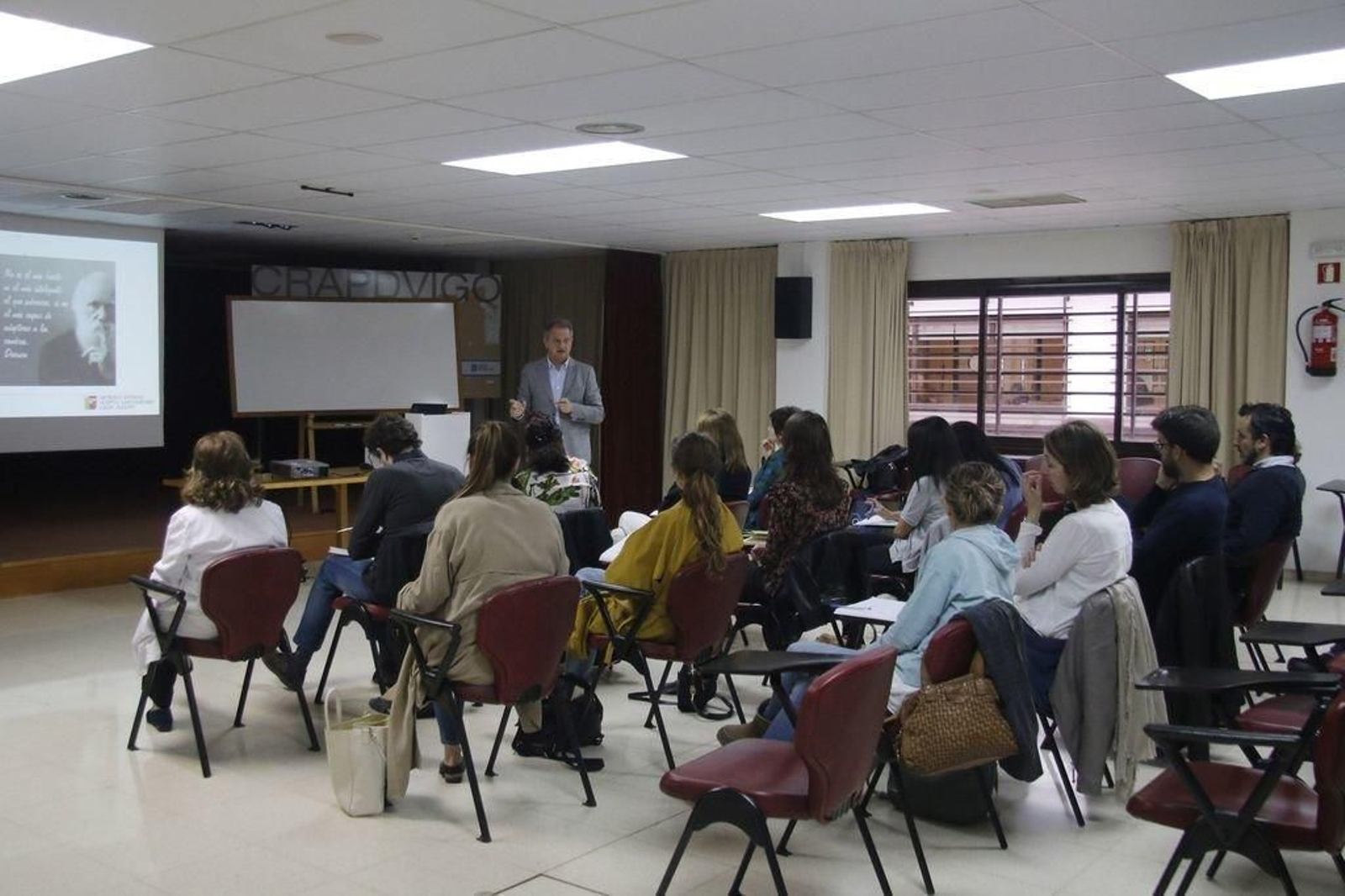 El jefe de Medicina Interna de Lugo, Emilio Casariego, habló sobre telemedicina en el curso.