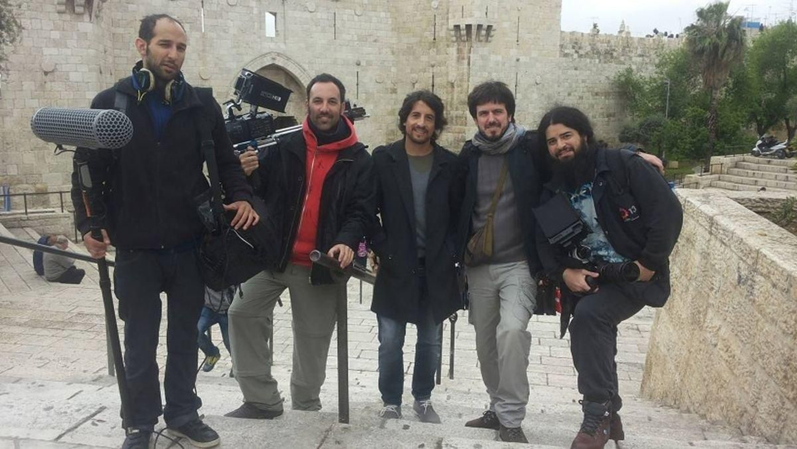 El equipo de rodaje de “Yahall yahall”, en uno los escenarios que aparece en el documental.