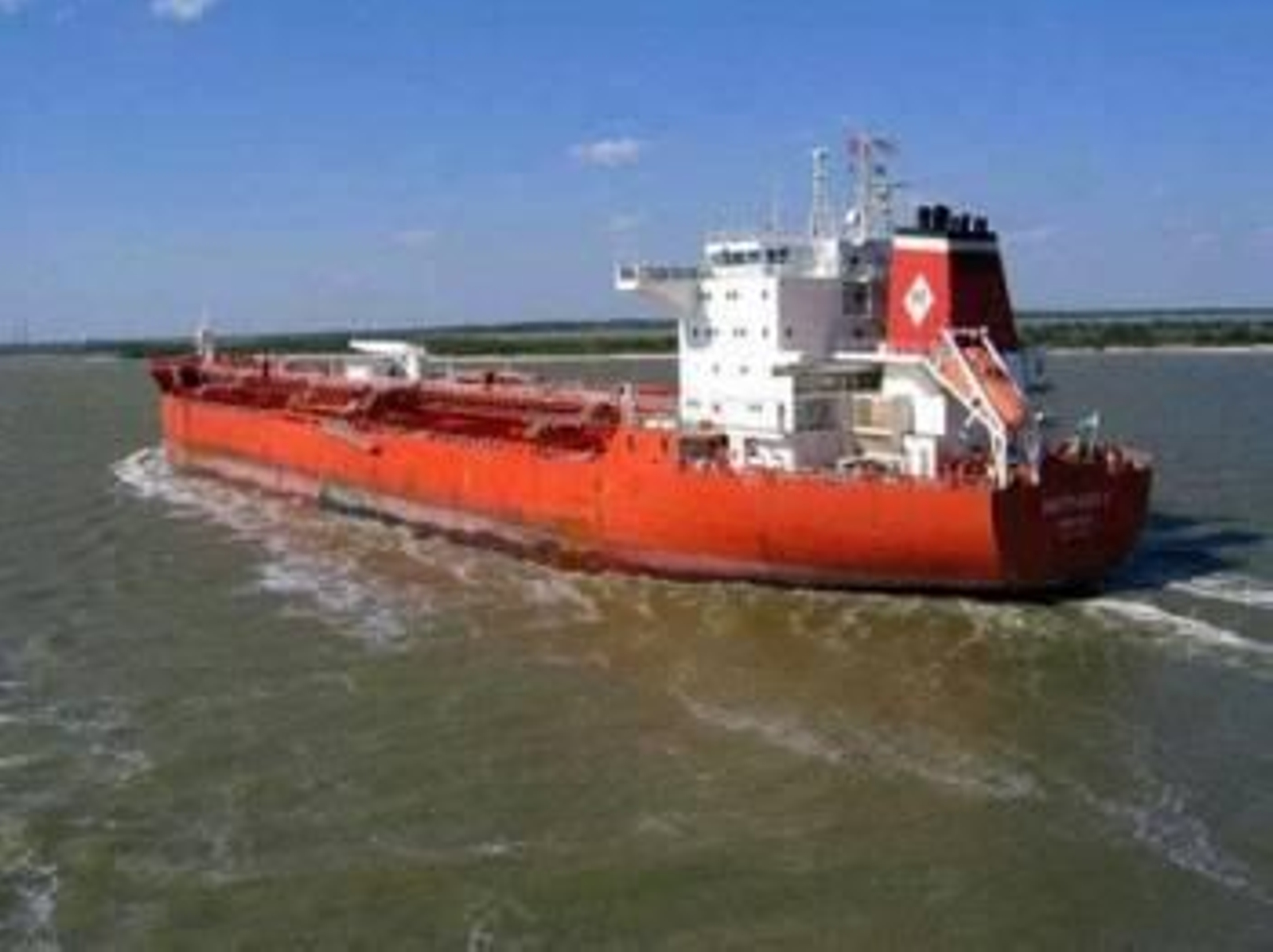 Imagen del petrolero 'Mattheos I' secuestrado a 60 millas enfrente de la costa de Togo. (Foto: E.F.)