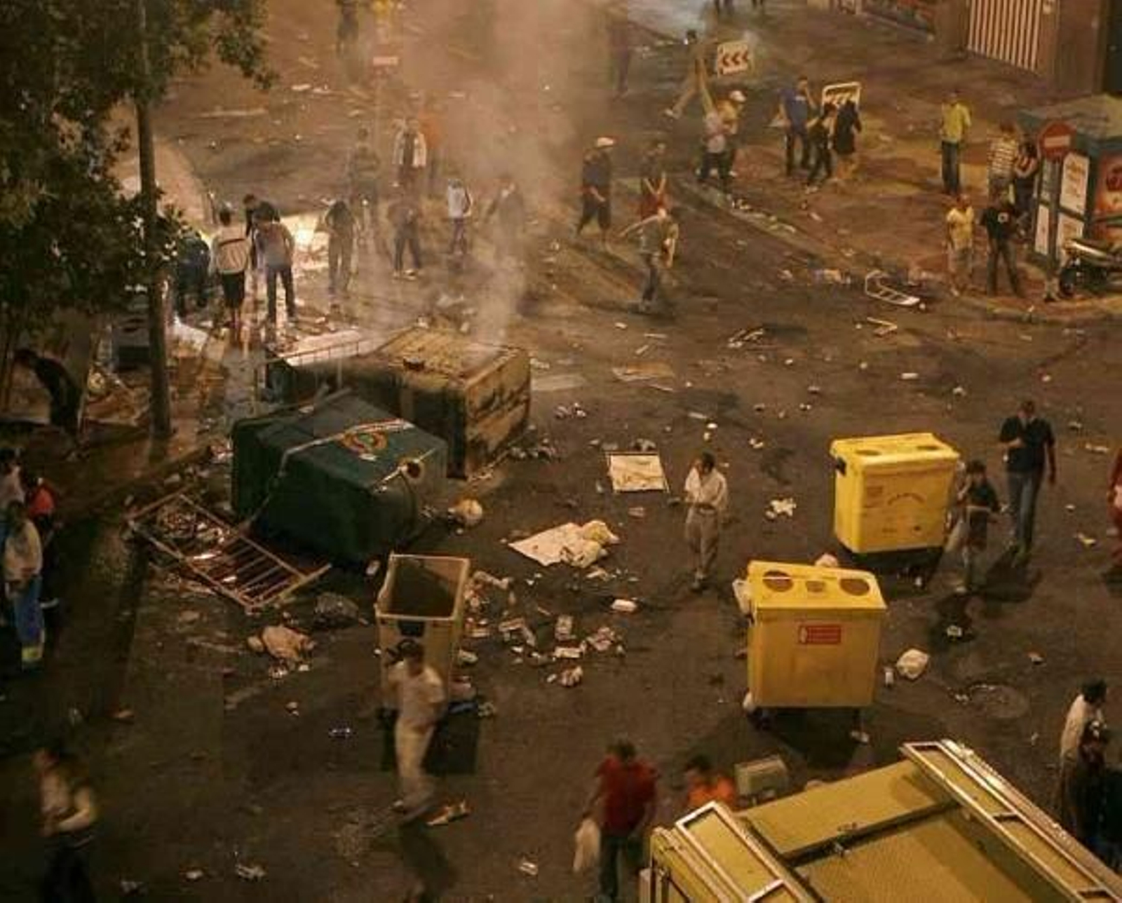 Contenedores volcados y quemados (Foto: EFE)