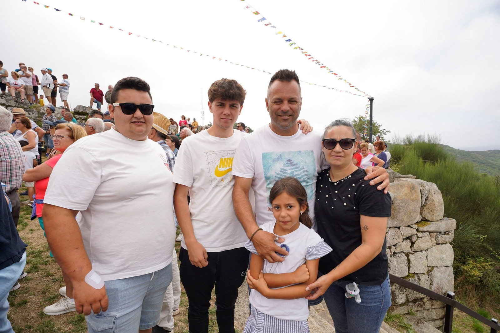 Los fieles acuden al Monte Alba para quitar el miedo con San Bartolomé. // J.V. Landín