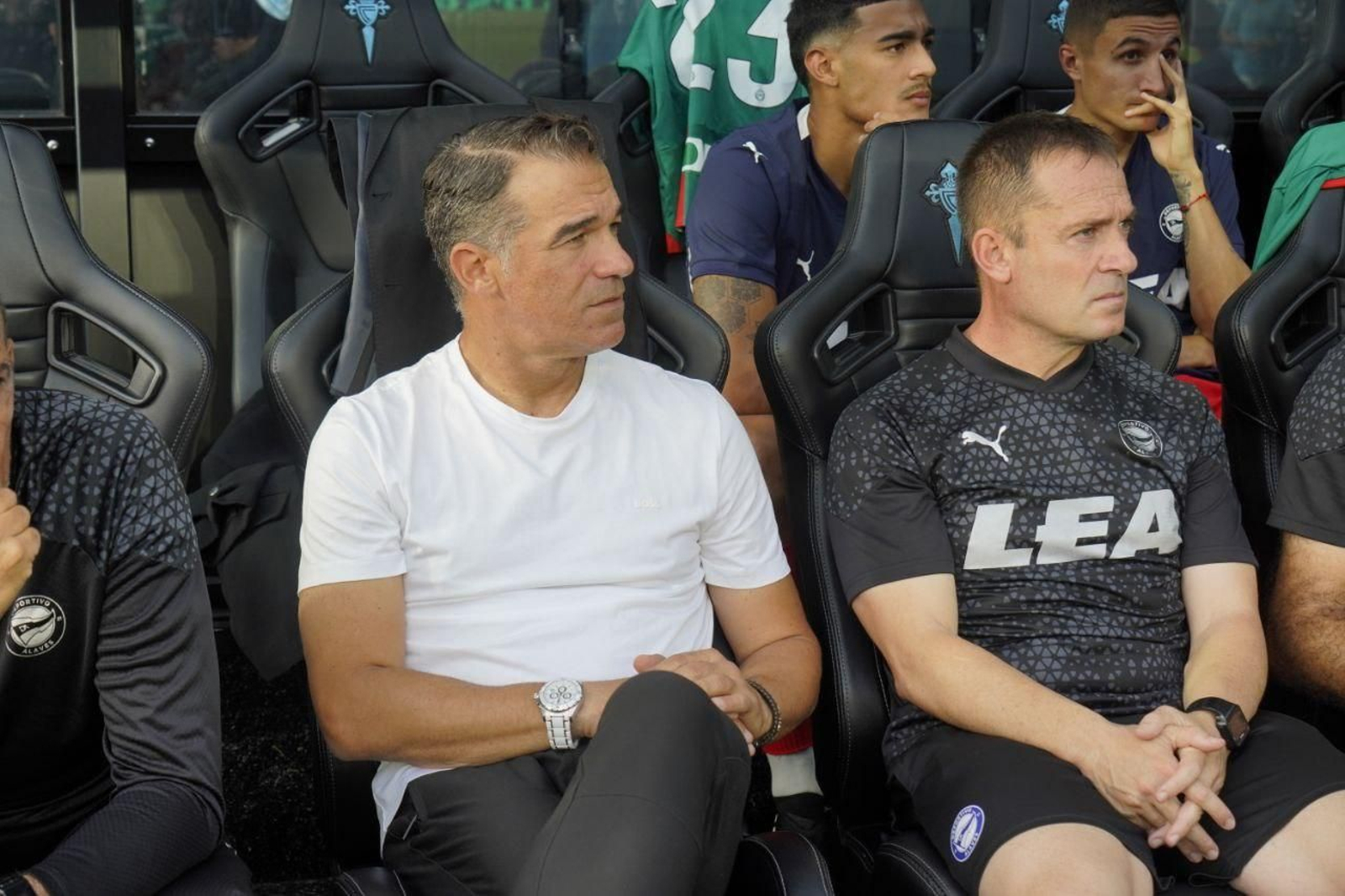 El entrenador del Alavés en el partido entre el Celta y el Alavés en Balaídos.