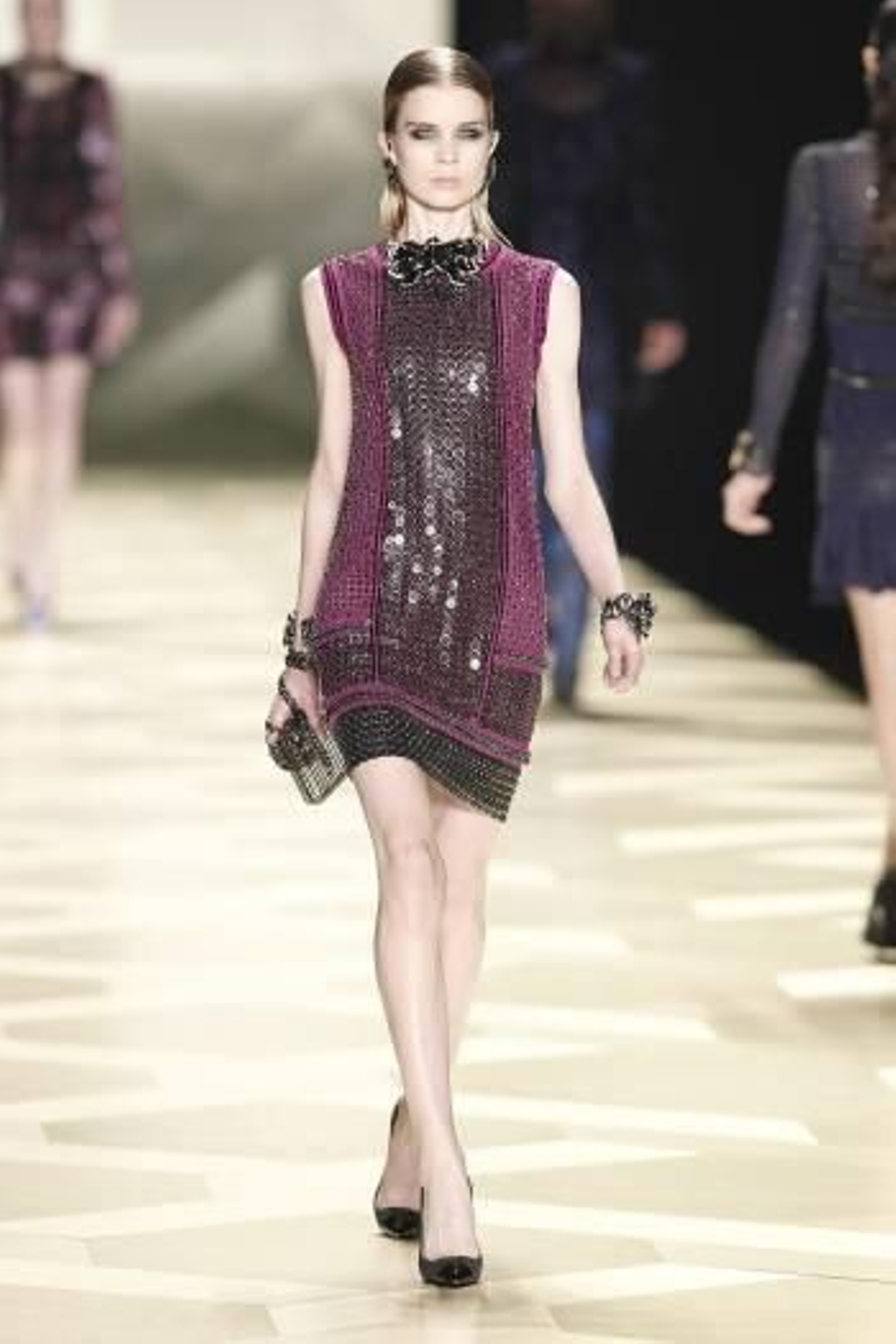 Modelos de Roberto Cavalli (izquierda) y de Trussardo, en la pasarela de Milán. (Foto: MARCO FATTORUSSO)