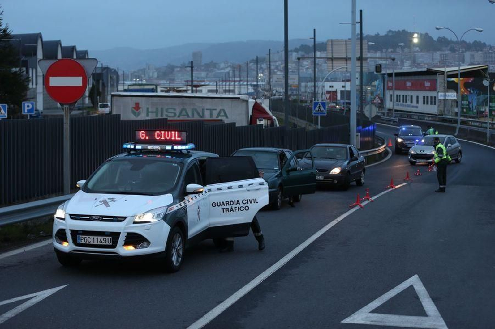 La Guardia Civil realiza controles en los accesos a la ciudad para vigilar la movilidad // Alberte