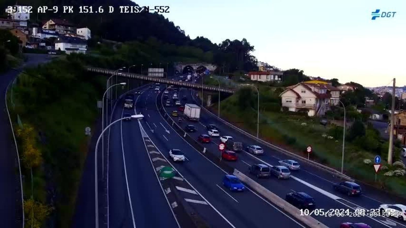 Otra toma del tráfico parado en la AP-9, este viernes. // DGT