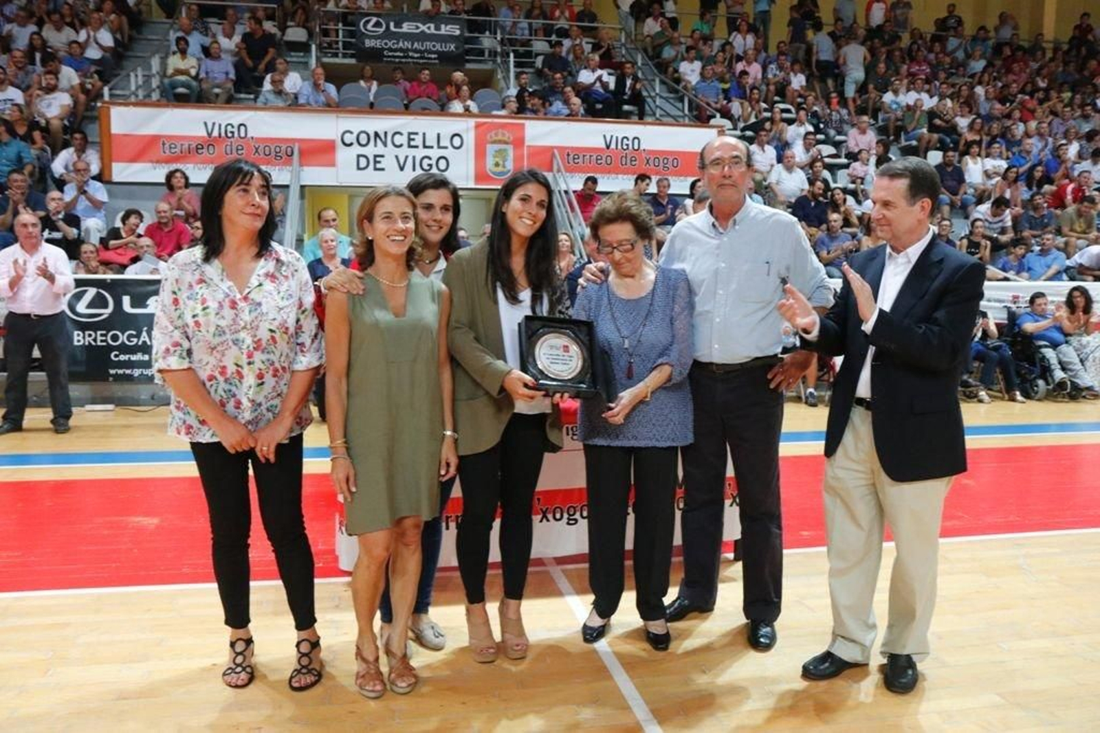 El alcalde de Vigo, Abel Caballero, con familiares de Quino Salvo, que recibieron un recuerdo del acto.