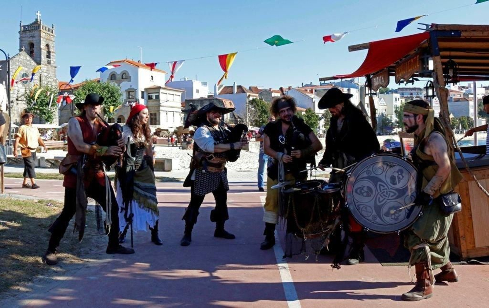 El paseo marítimo de Bouzas está tomado este fin de semana por piratas y bucaneros.