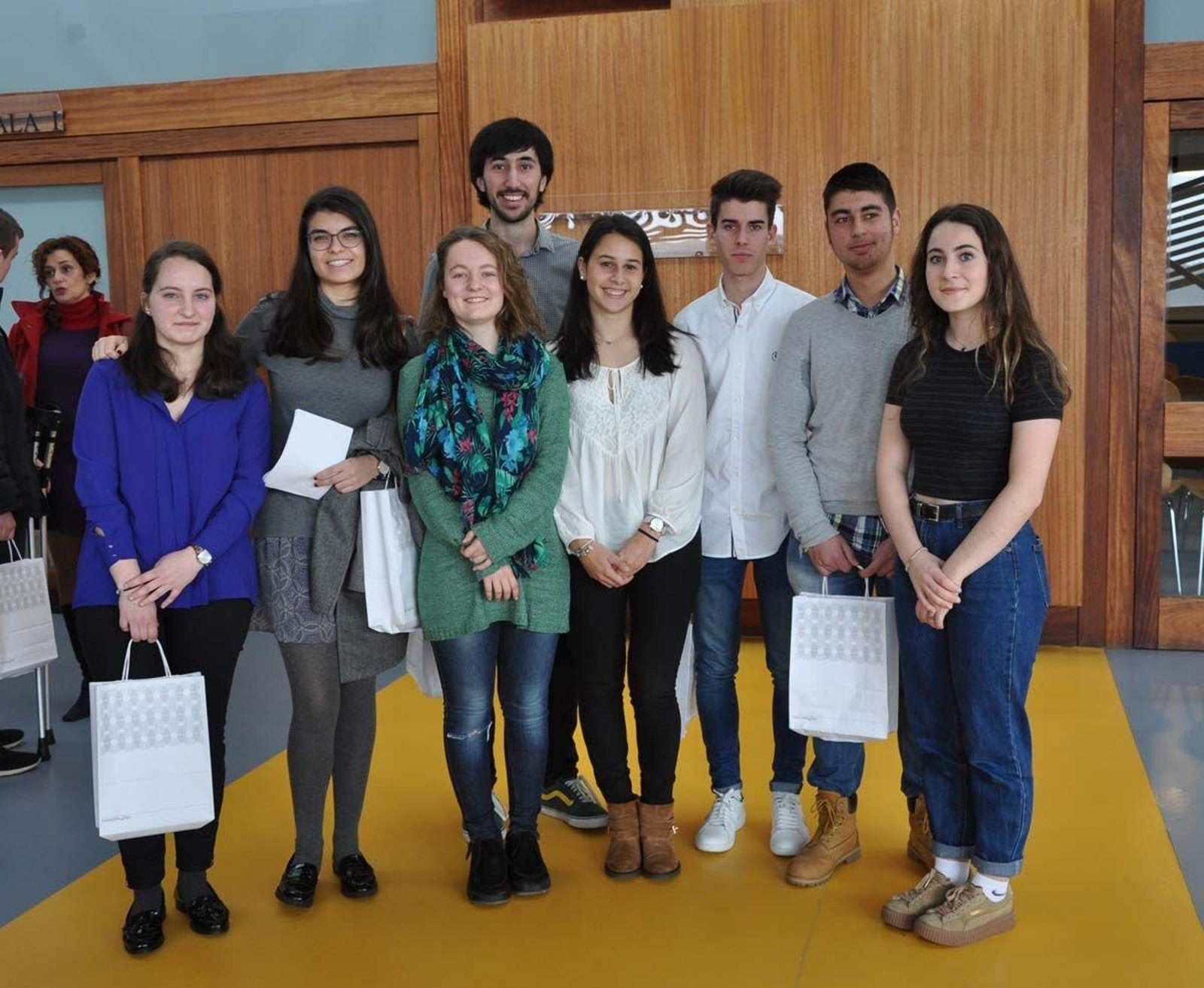 Un grupo de los 45 alumnos galardonados ayer con el Premio a la Excelencia en la Universidad.