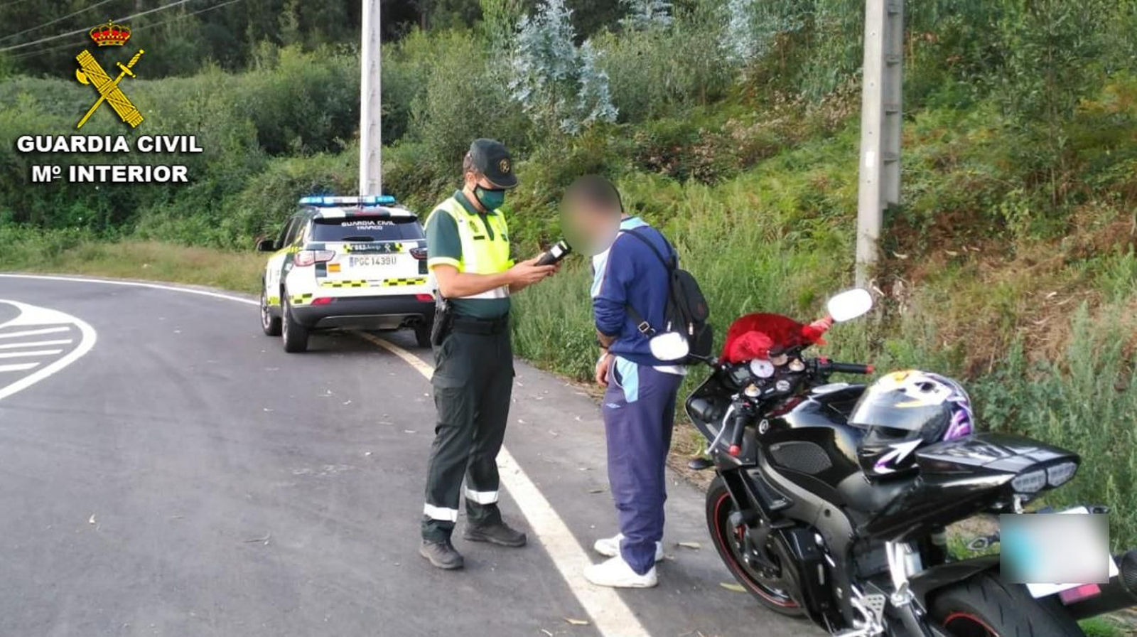 El agente de la Guardia Civil, con el motorista detenido.