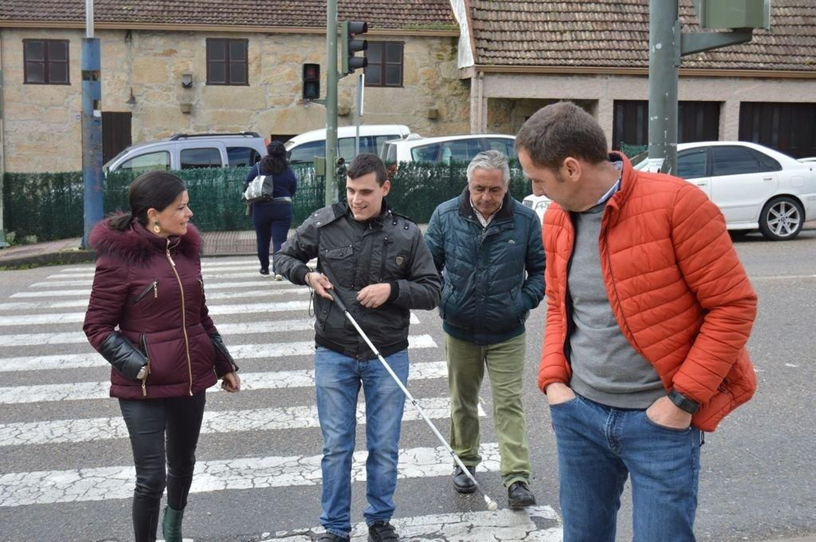 Christian y  Nidia Arevalo, en el paso peatonal de Avenida de Sanguiñeda.