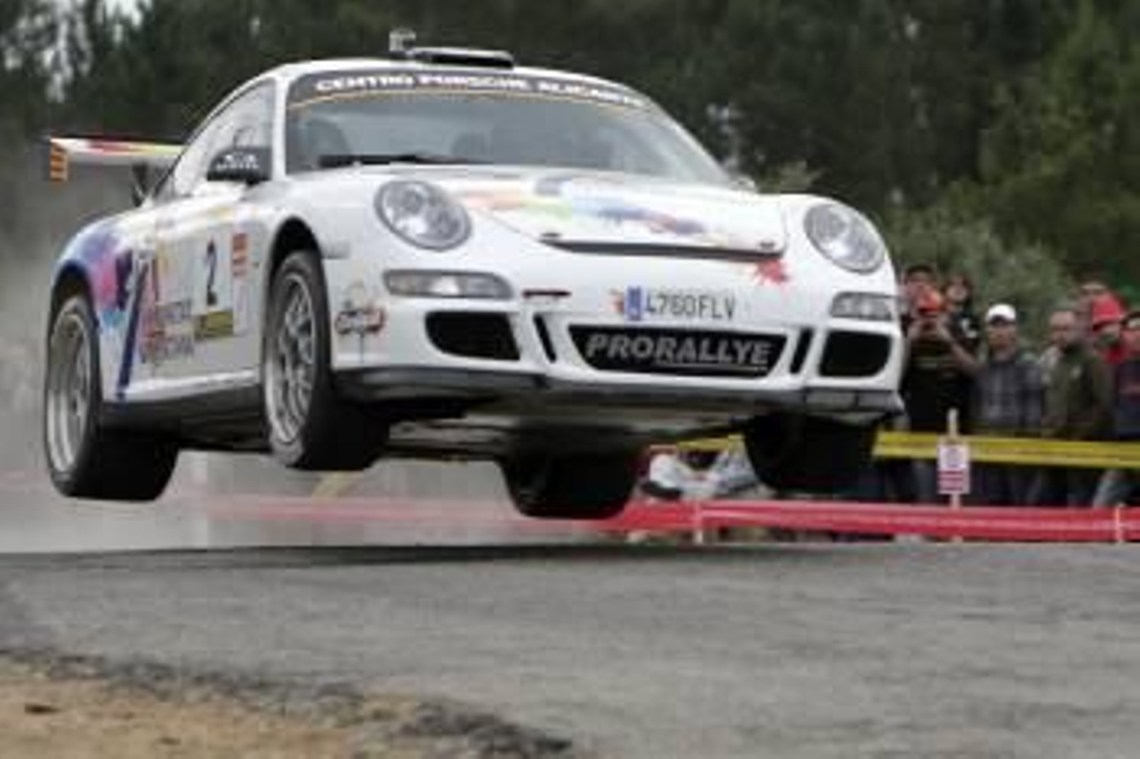 El Porsche 911 de Miguel Fuster vuela, literalmente, por las carreteras ourensanas.? (Foto: miguel ángel)