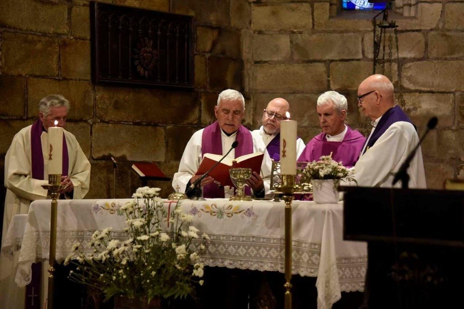 La eucaristía oficiada por el obispo