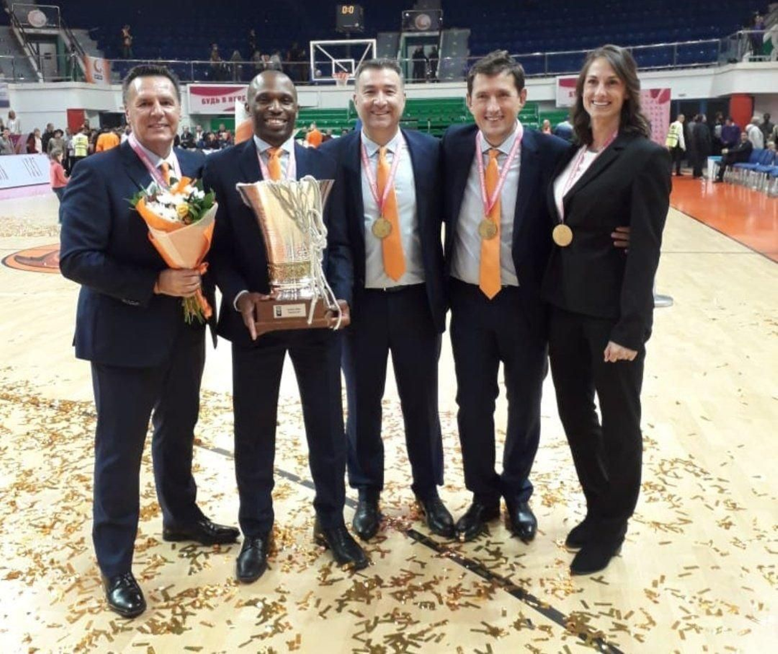 Miguel Méndez, en el centro, celebra la victoria con su equipo técnico.