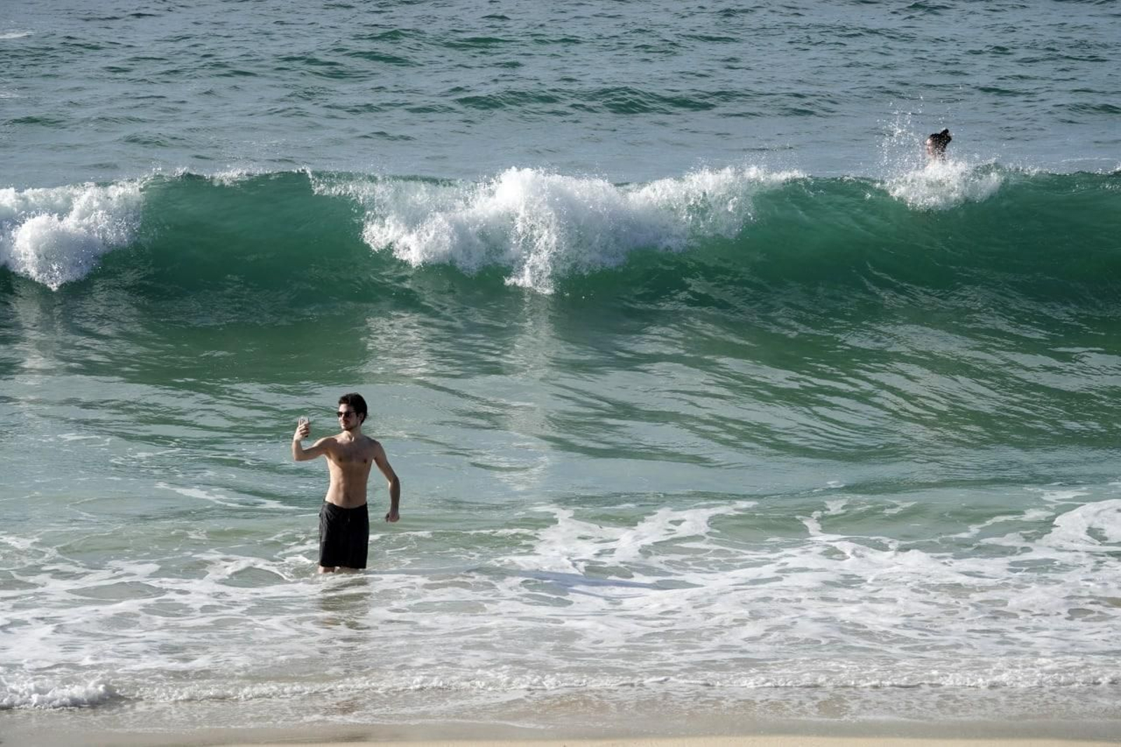 Fin de año con tiempo de verano en Vigo. Playa de Samil. // Vicente Alonso