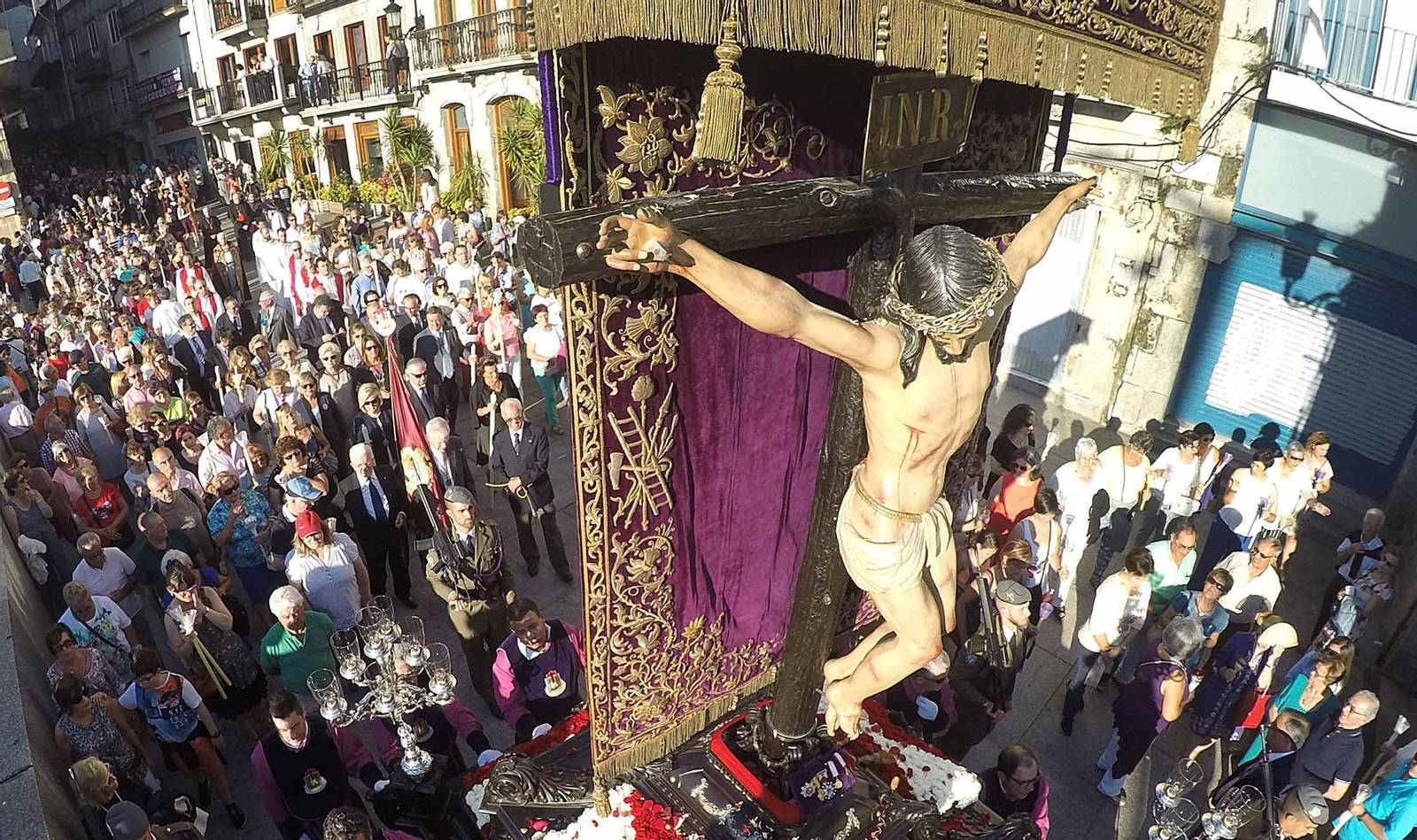 Miles de devotos acompañaron al Cristo de la Victoria en su procesión por el centro de la ciudad pese al sol y a las altas temperaturas de ayer por la tarde.