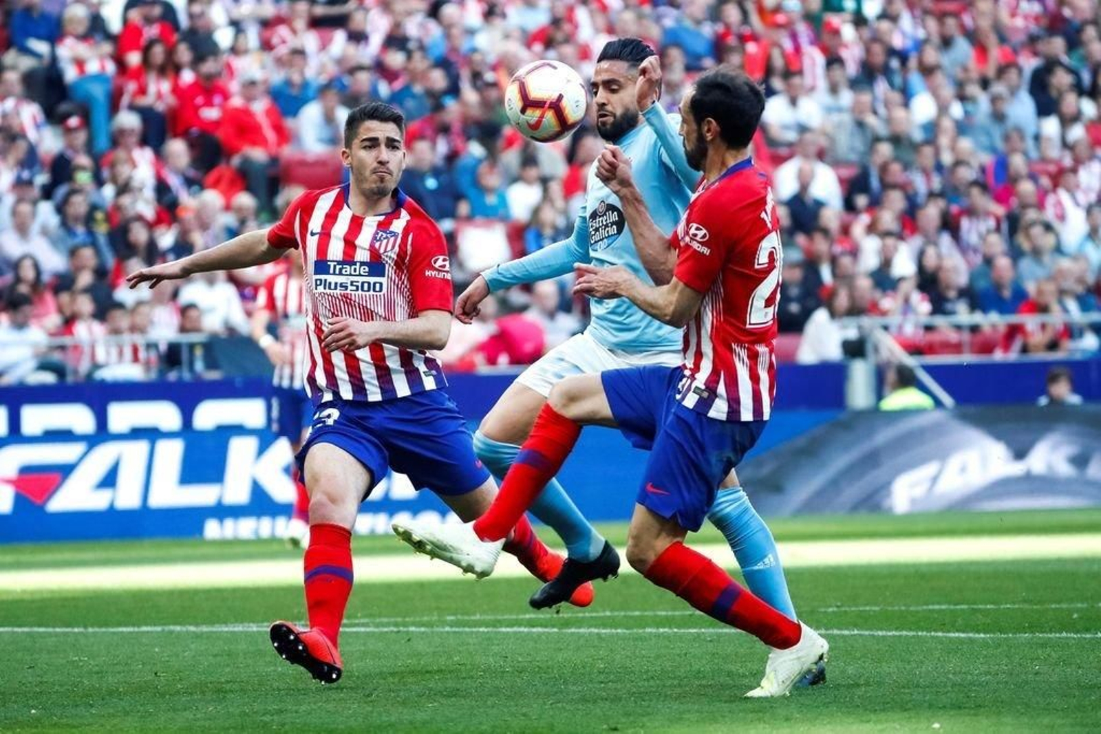 Boudebouz trata de escapar del marcaje de Toni Moya y Juanfran durante el partido de ayer en el Wanda Metropolitano.