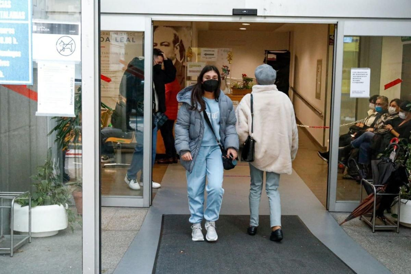 El PAC de la calle Pizarro, ayer de nuevo a tope, con todos los pacientes con la mascarilla puesta.